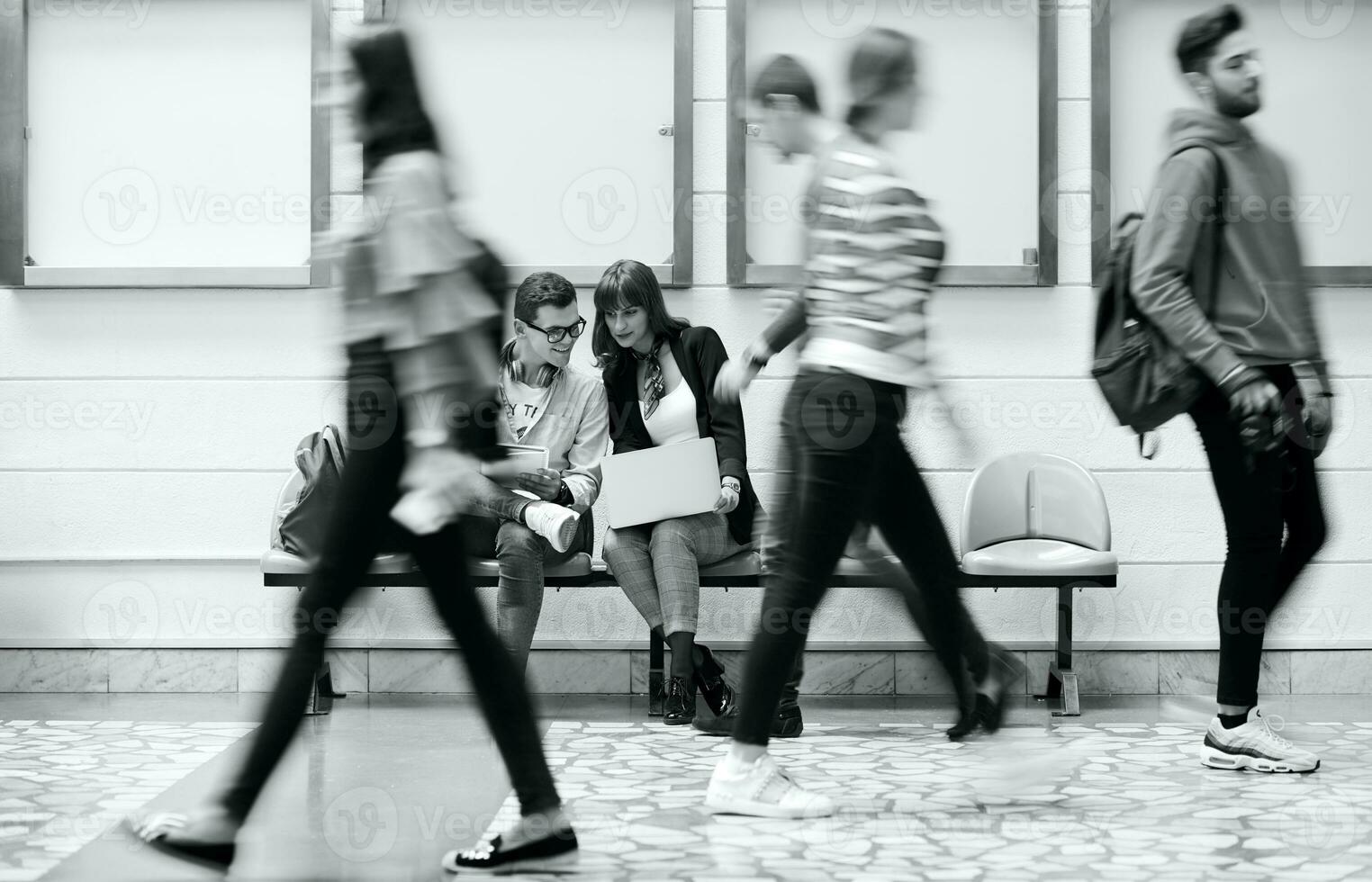 alunos usam tecnologia moderna na escola para criar projetos foto