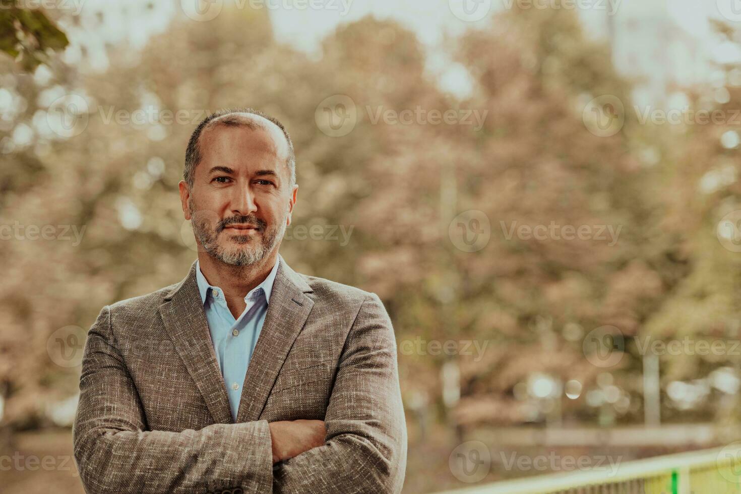 retrato do moderno Senior homem de negocios dentro terno com cruzado braços foto