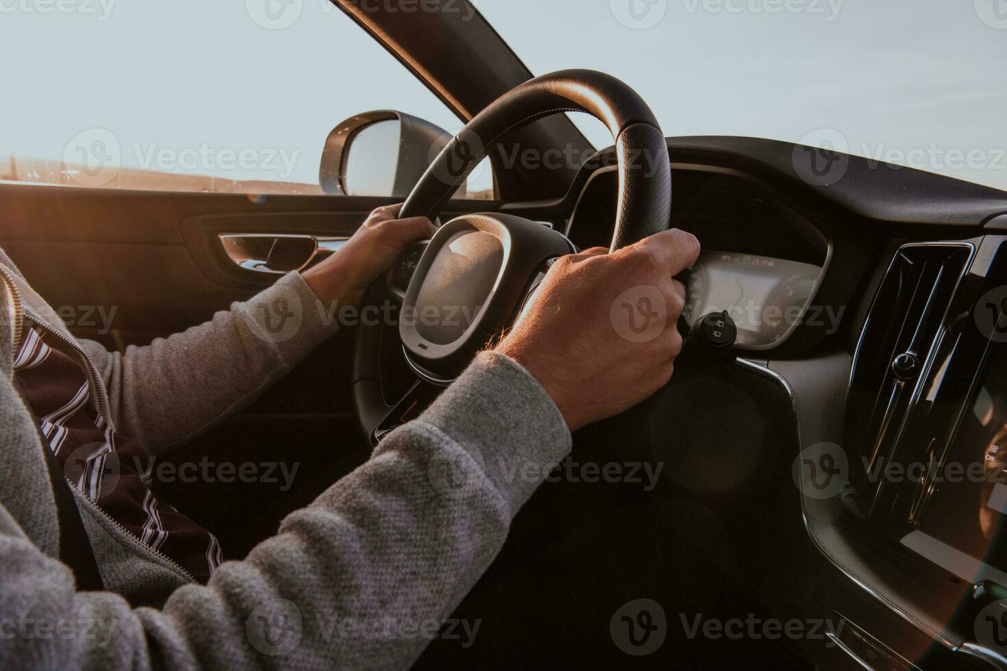 fechar acima homem mão dirigindo uma carro às pôr do sol. a conceito do carro viagem foto