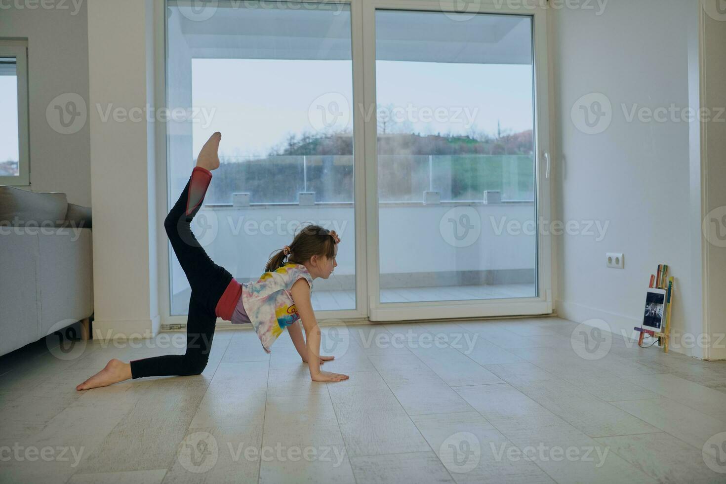 menina educação online aula de balé em casa foto