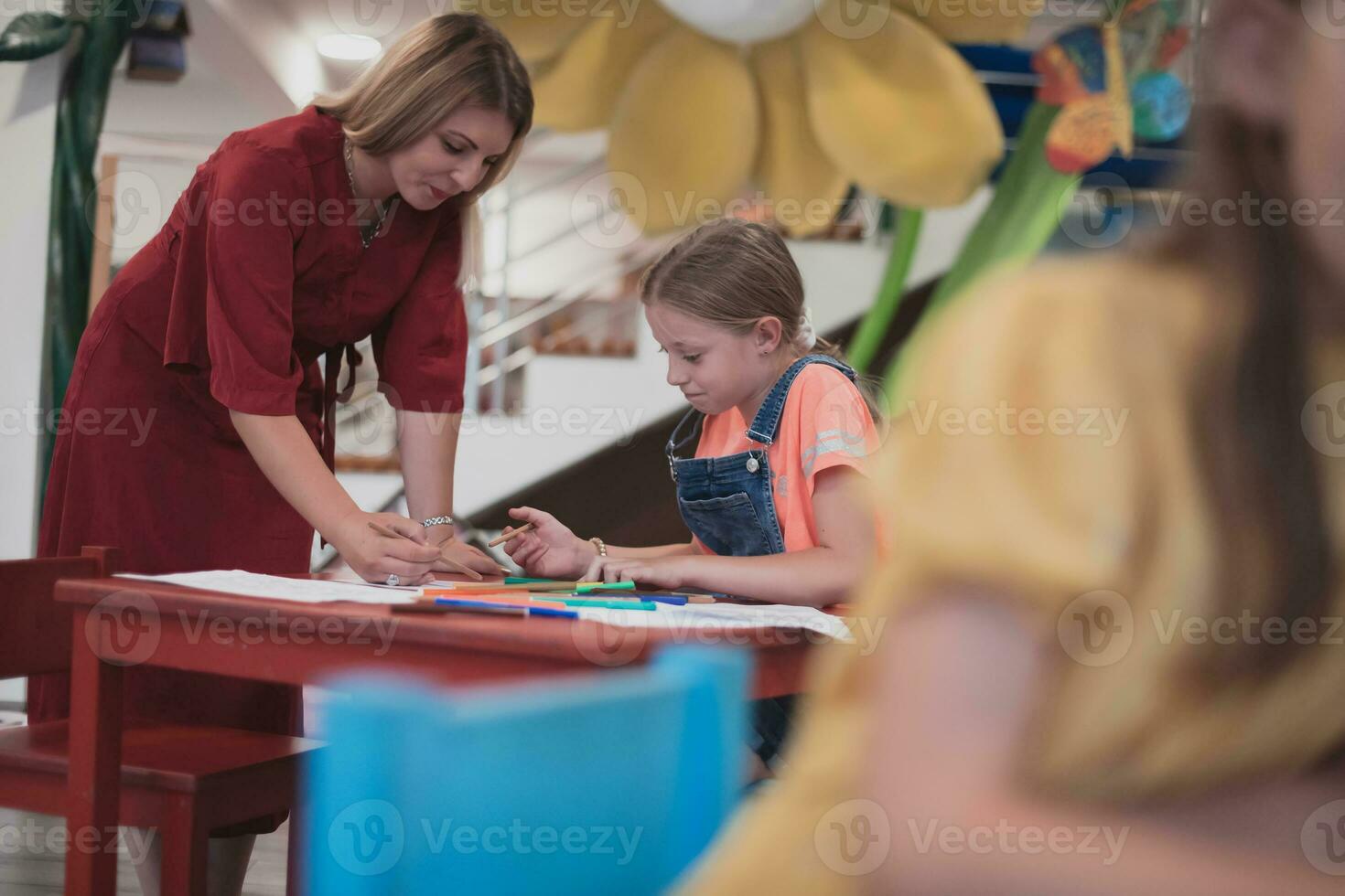 criativo crianças durante a arte classe dentro uma creche Centro ou elementar escola Sala de aula desenhando com fêmea professor. foto