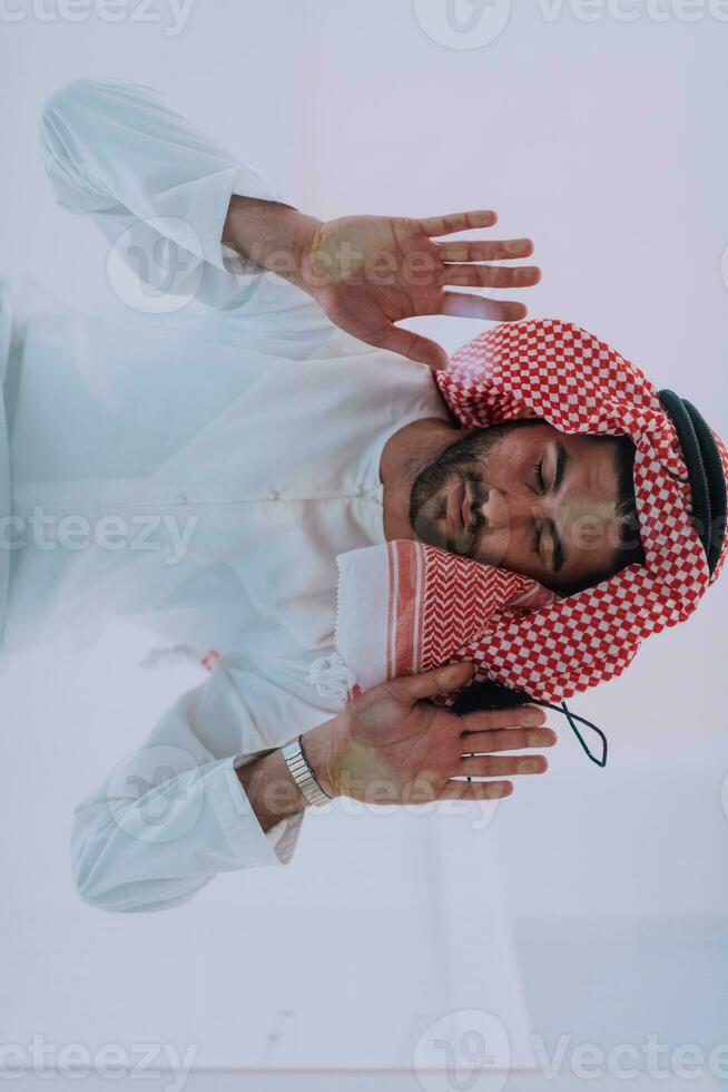 homem muçulmano fazendo sujud ou sajdah no chão de vidro foto