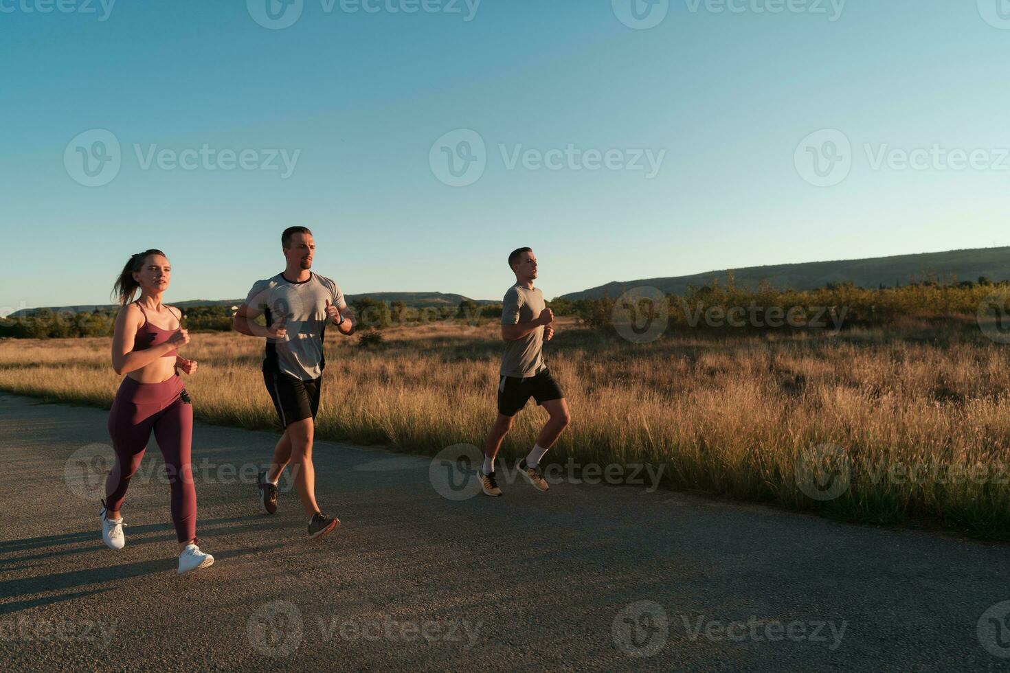 três corredores correndo ao ar livre - esportivo pessoas Treinamento dentro uma urbano área, saudável estilo de vida e esporte conceitos foto