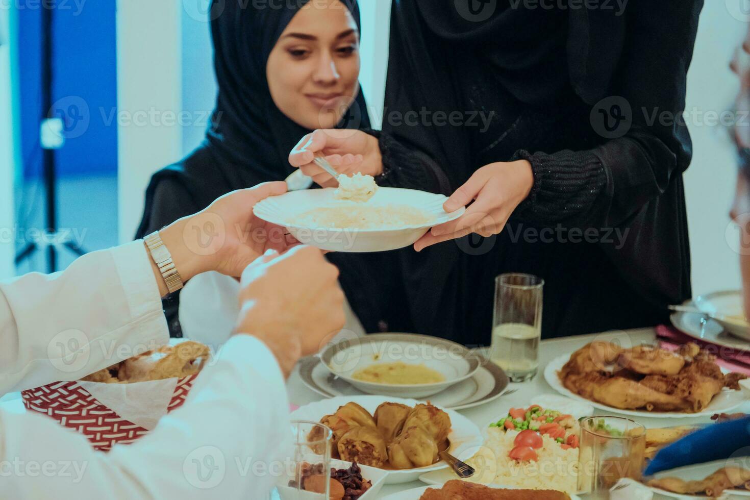 muçulmano família tendo iftar jantar bebendo água para pausa celebração. comendo tradicional Comida durante Ramadã festa mês às lar. a islâmico halal comendo e bebendo dentro moderno casa foto