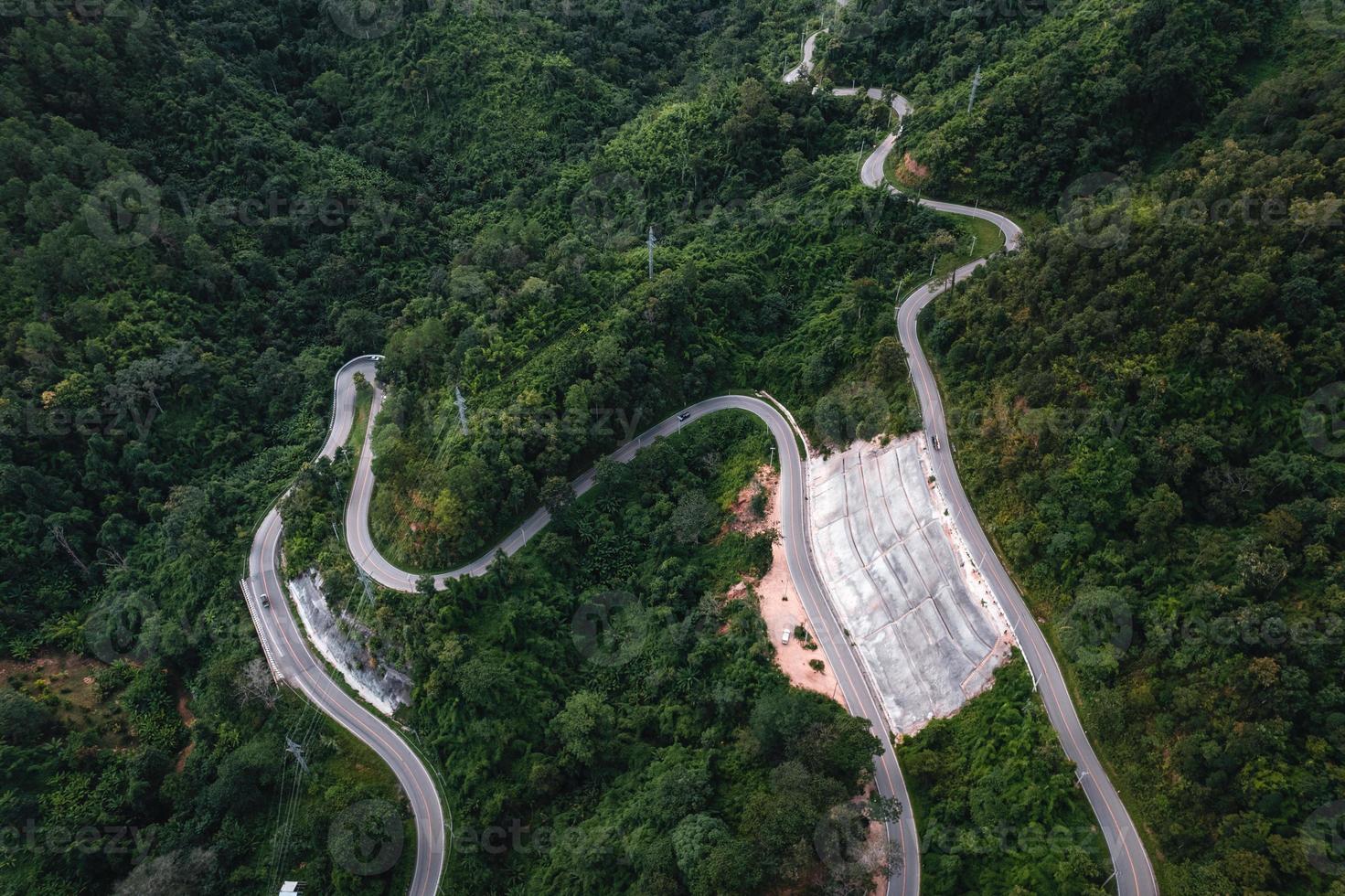 estrada da montanha e árvores verdes de cima foto