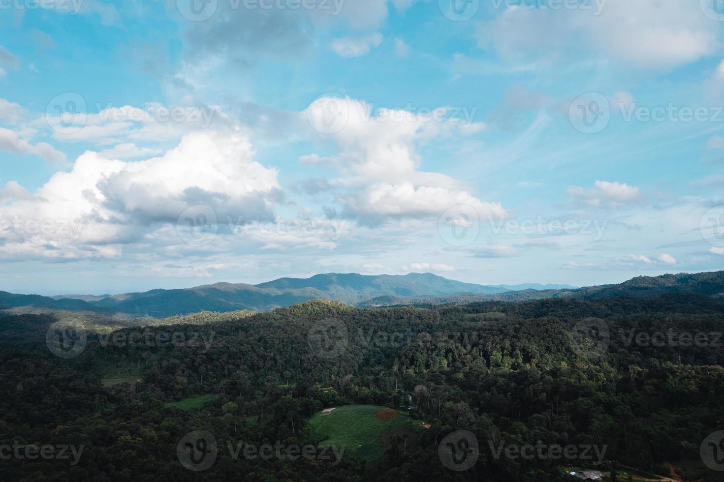 montanhas verdes e céu claro foto