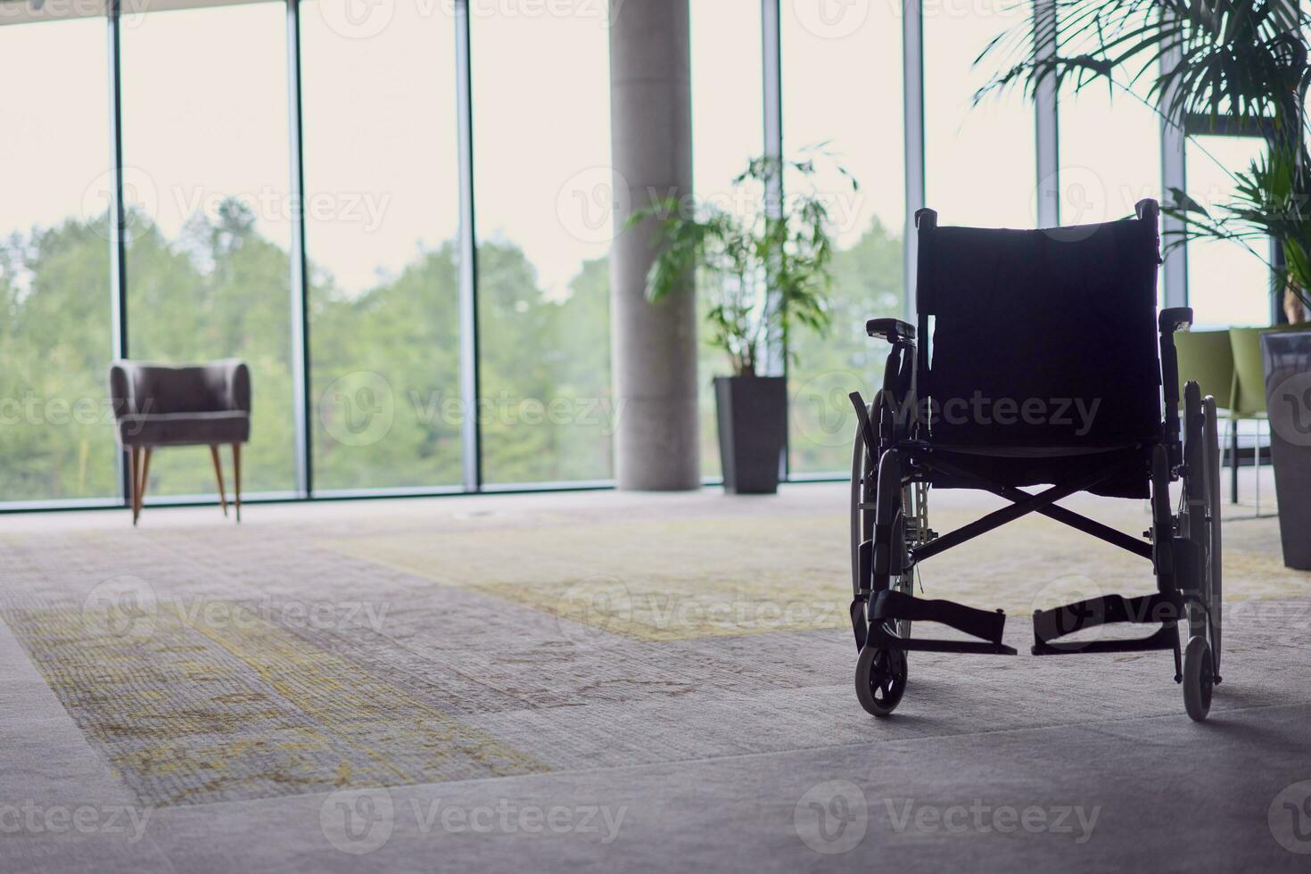 uma cadeira de rodas dentro uma moderno, espaçoso escritório, simbolizando inclusividade e acessibilidade para o negócio Encontros. foto