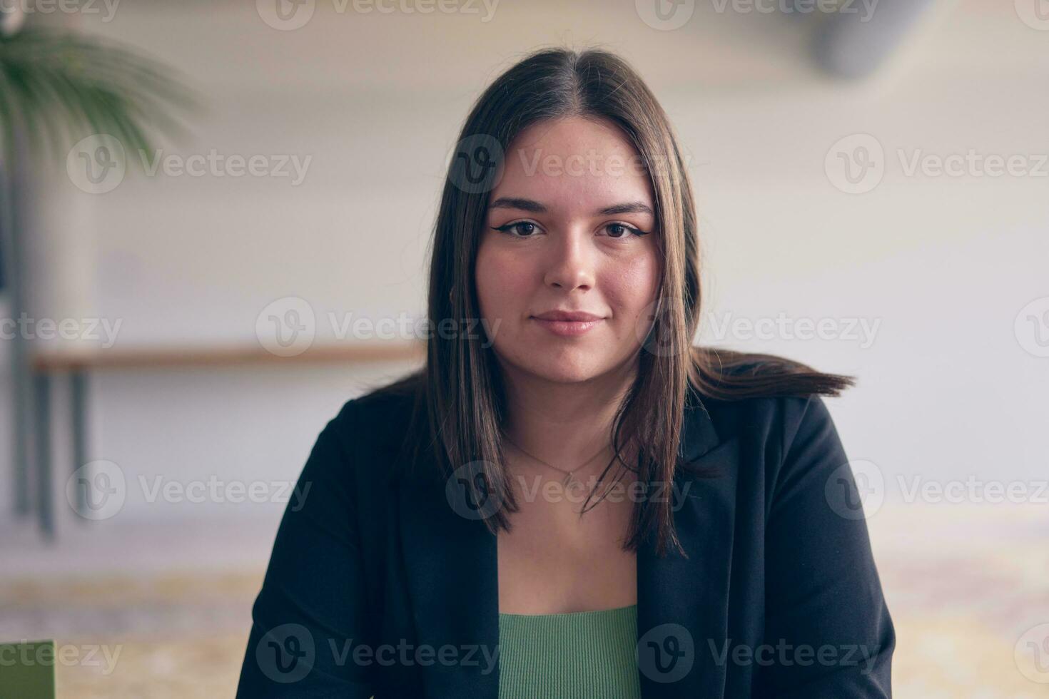 retrato do uma jovem autoconfiante empreendedor dentro uma moderno escritório foto