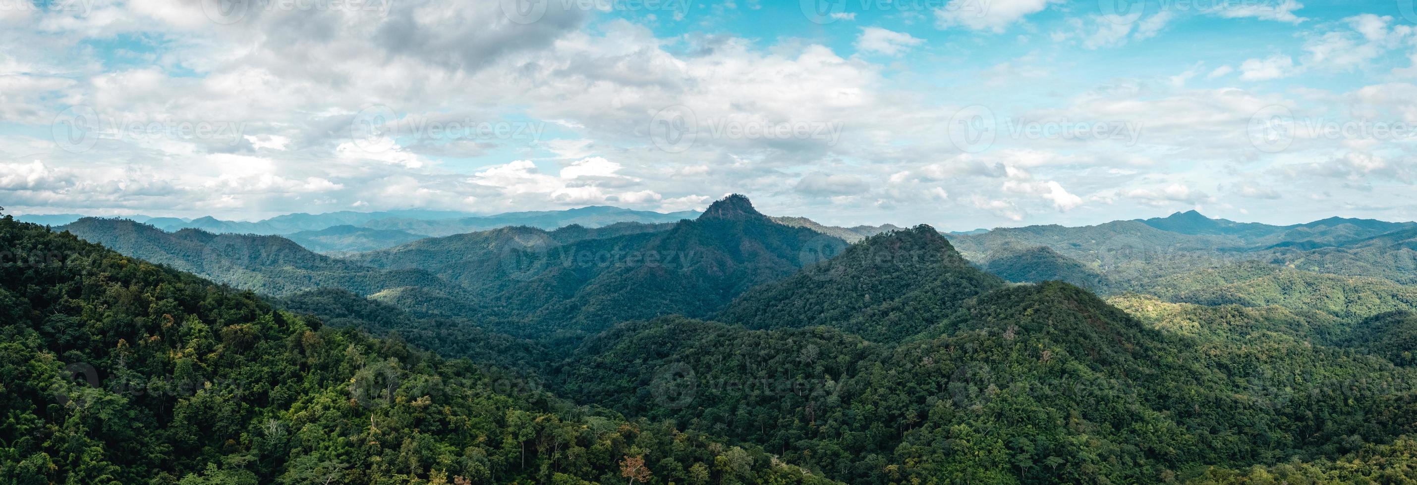 montanhas verdes e céu claro foto