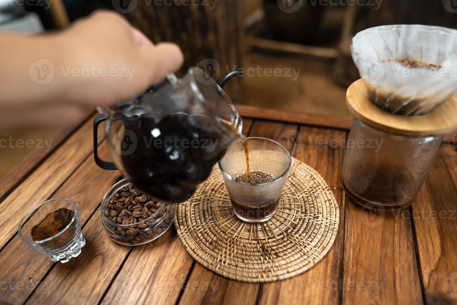 pingar café em uma mesa de madeira em casa foto