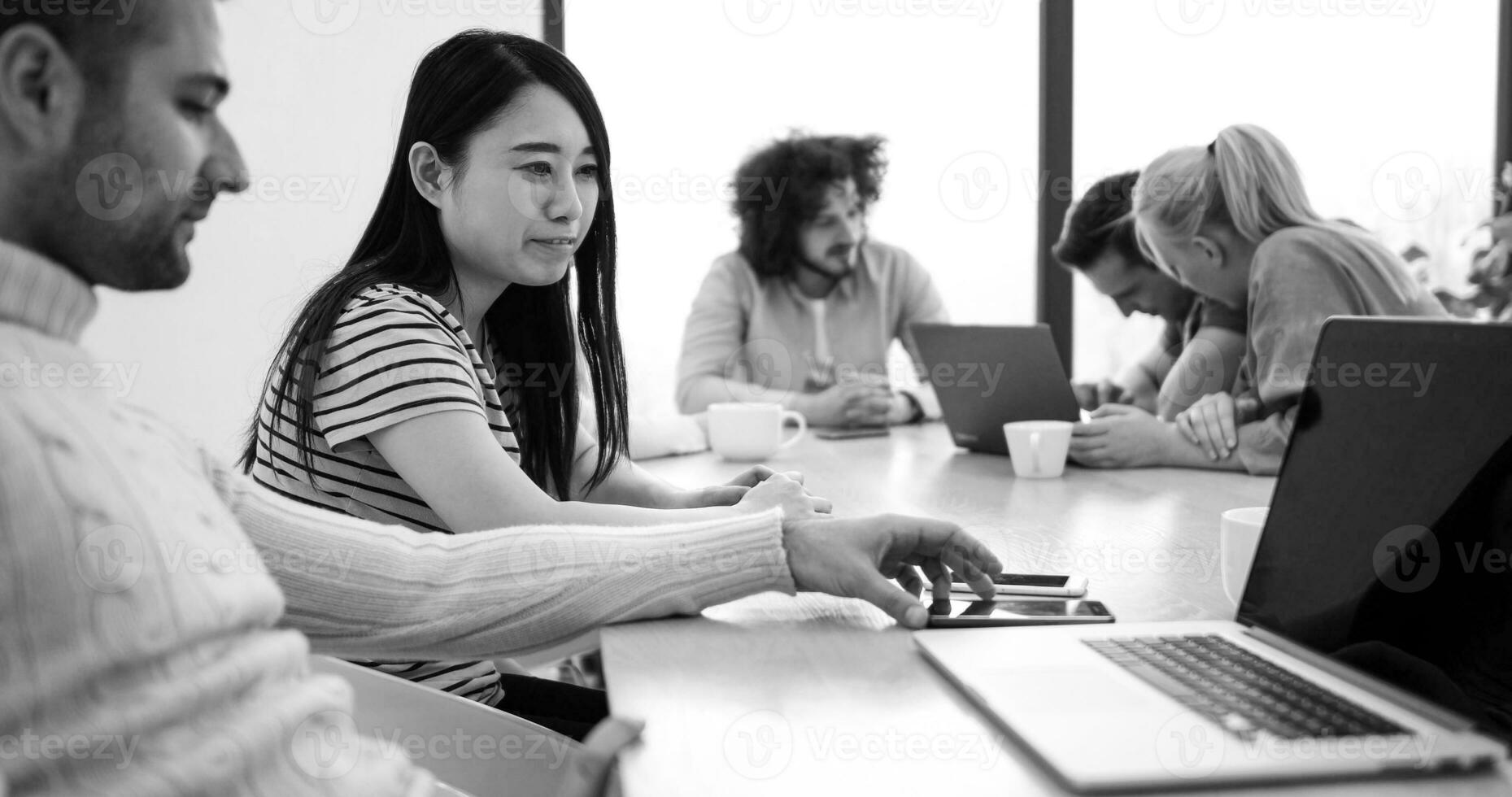 equipe de negócios de inicialização em uma reunião no prédio de escritórios moderno foto