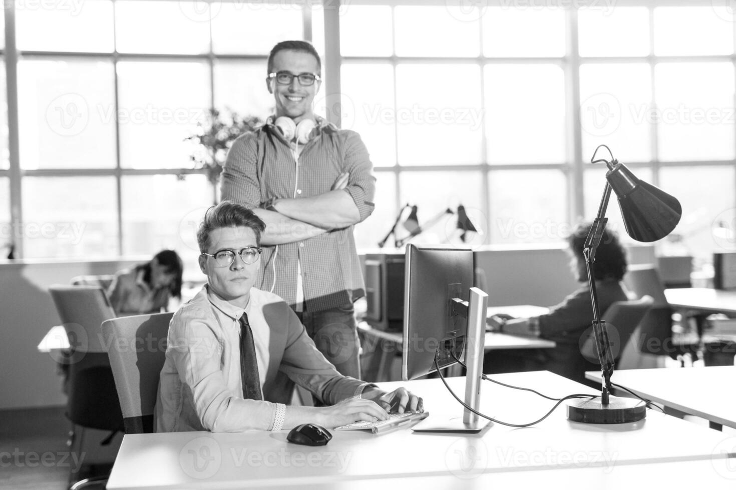 dois empresários trabalhando com computador no escritório foto