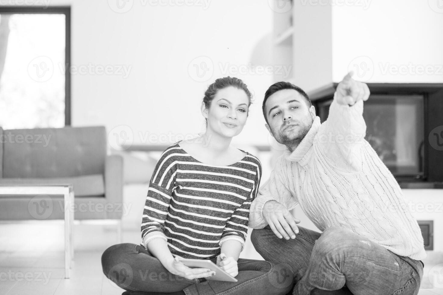 jovem casal usando tablet digital em dia frio de inverno foto