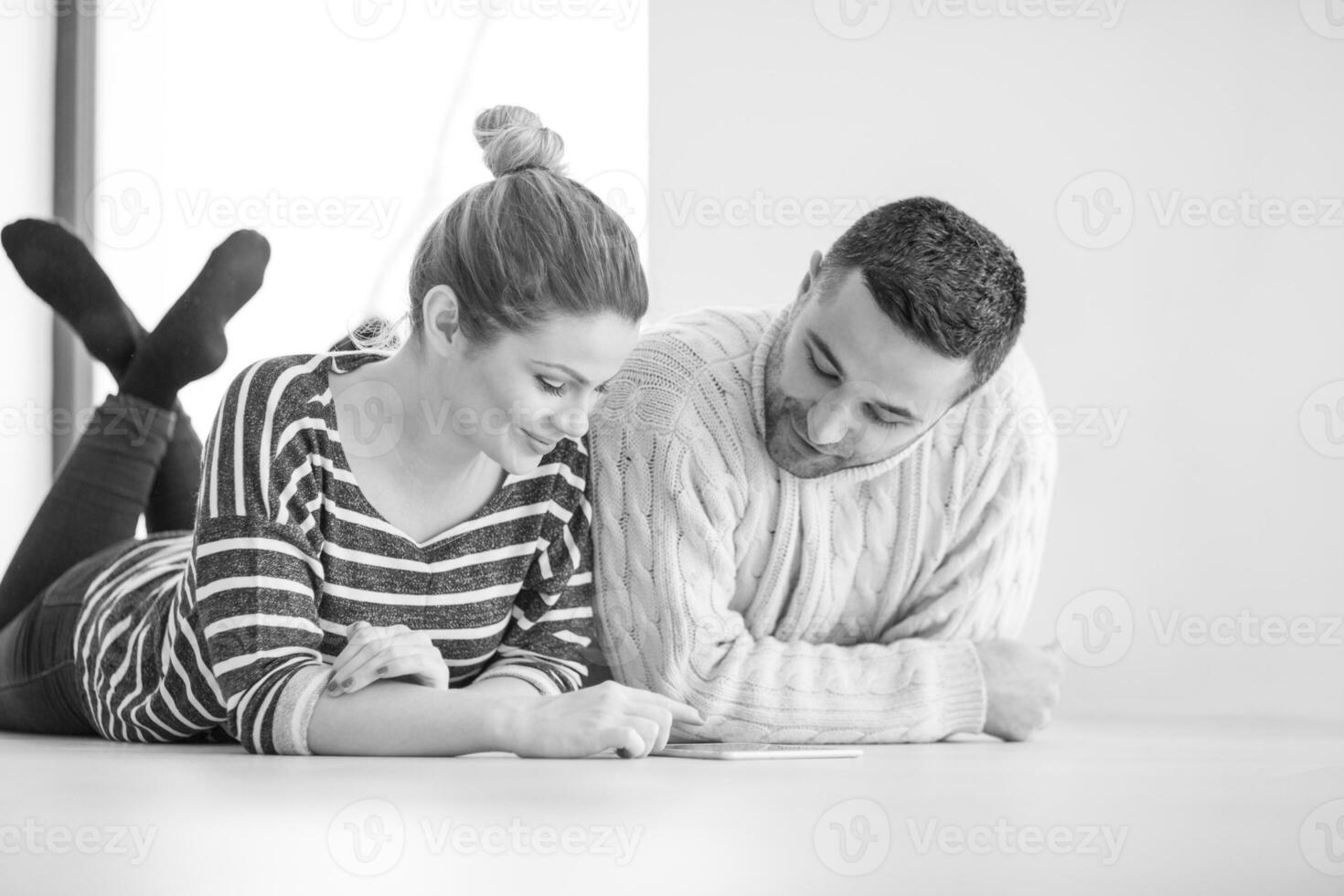 jovem casal usando tablet digital em dia frio de inverno foto