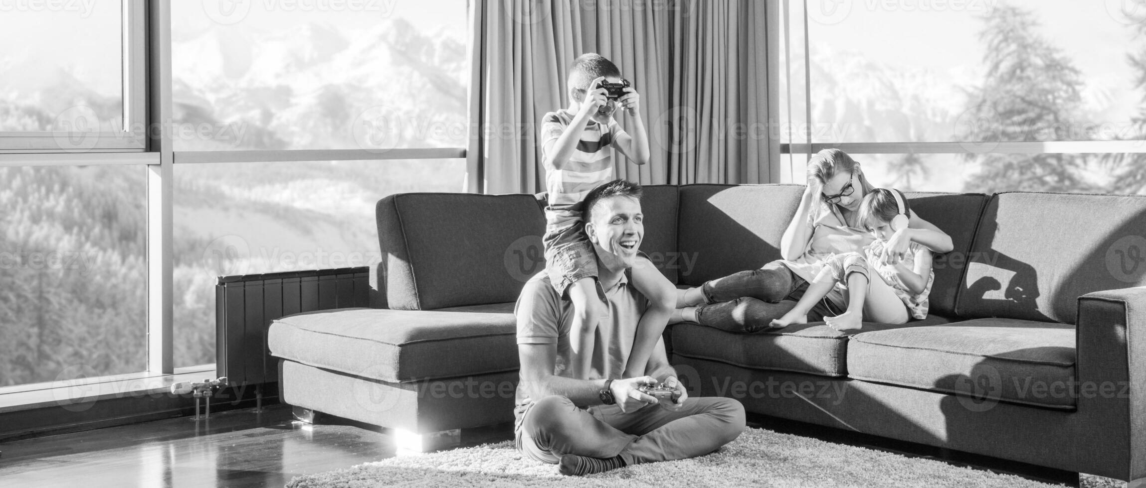 família feliz jogando videogame foto