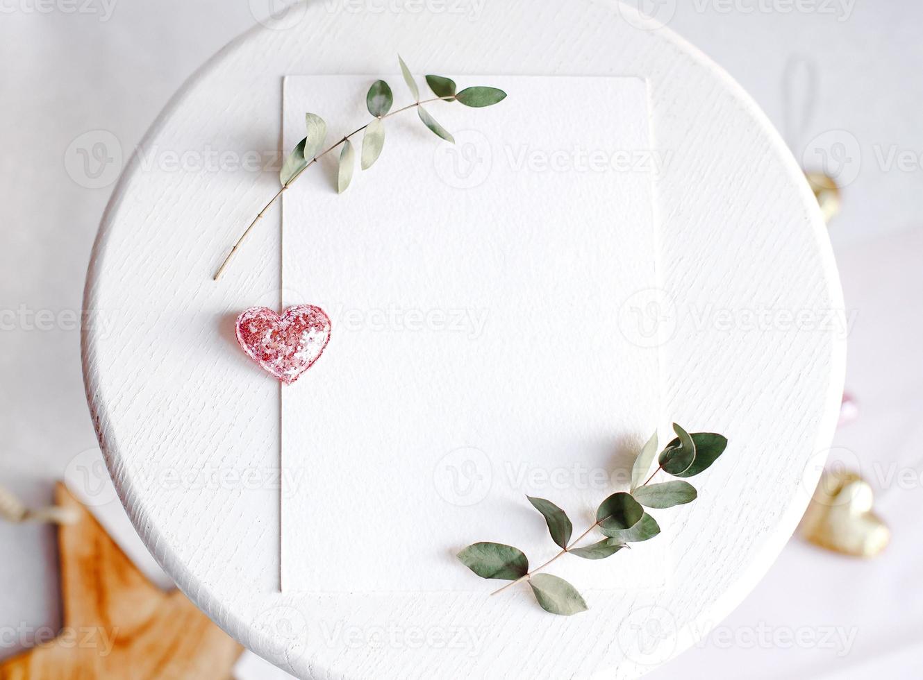 fundo com espaço de cópia em branco na mesa branca com glitter foto