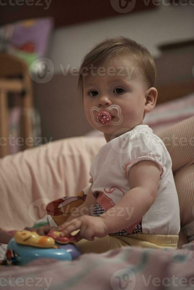 lindo bebezinho de um ano e dando os primeiros passos foto