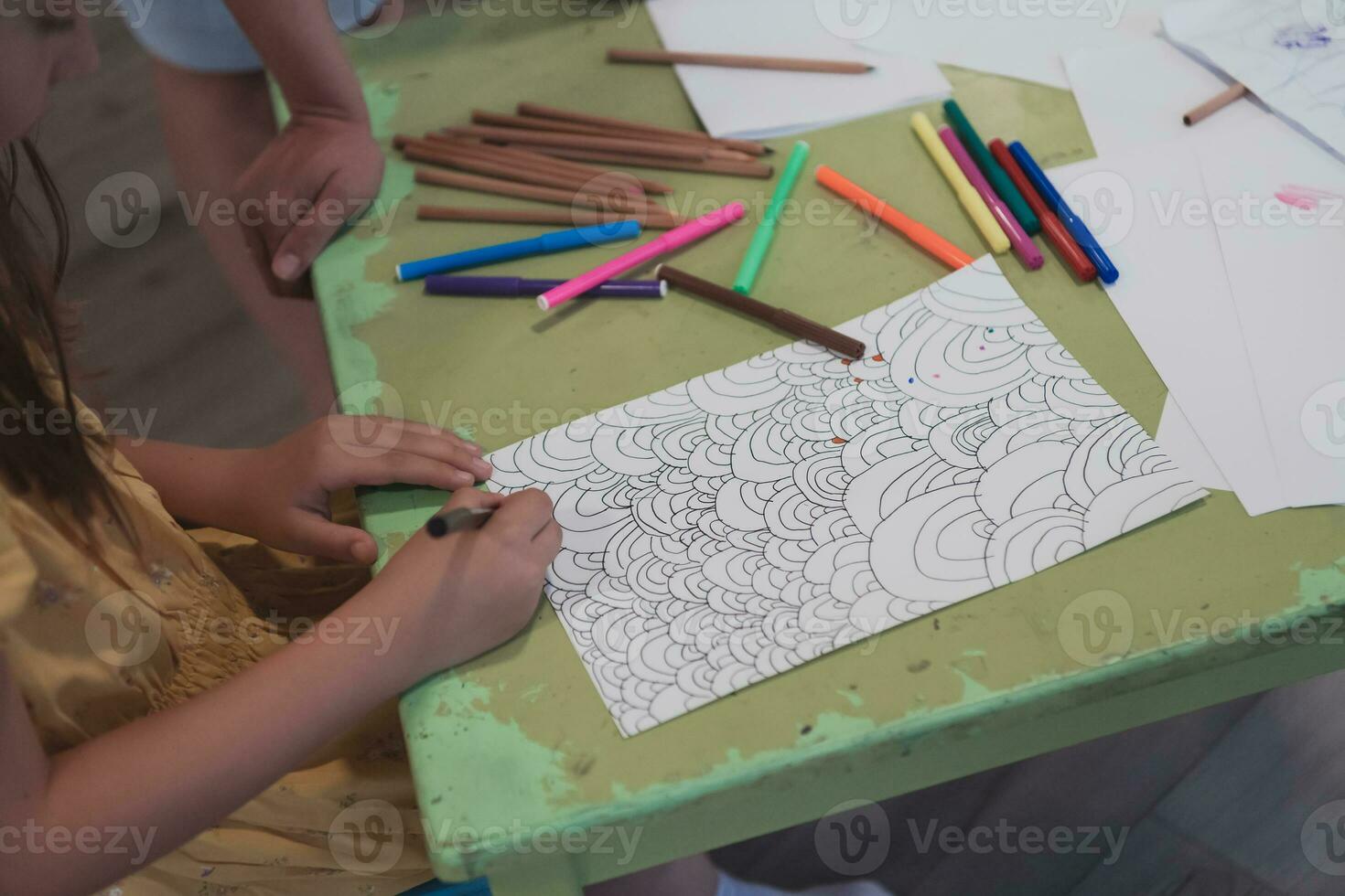 criativo crianças sentado dentro uma pré escola instituição, desenhar e ter Diversão enquanto elas pegue a Educação foto