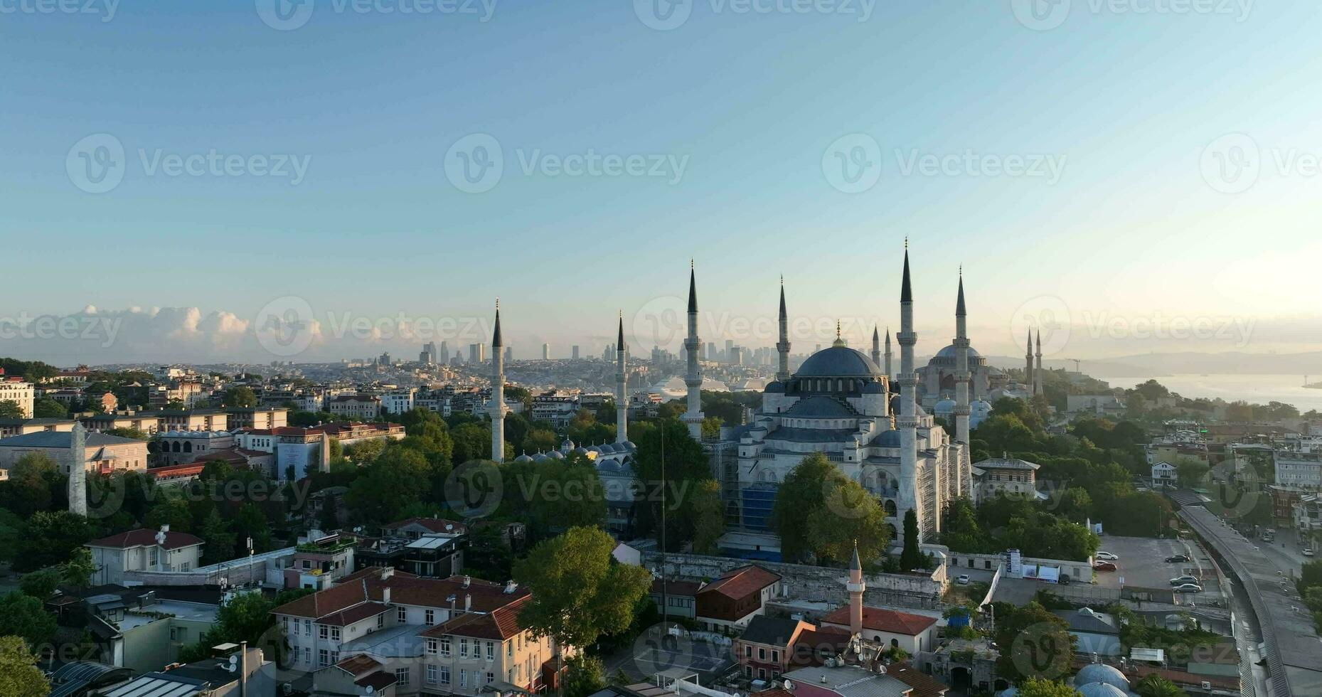 Istambul, peru. Sultanahmet área com a azul mesquita e a hagia Sofia com uma dourado chifre e bósforo ponte dentro a fundo às nascer do sol. foto