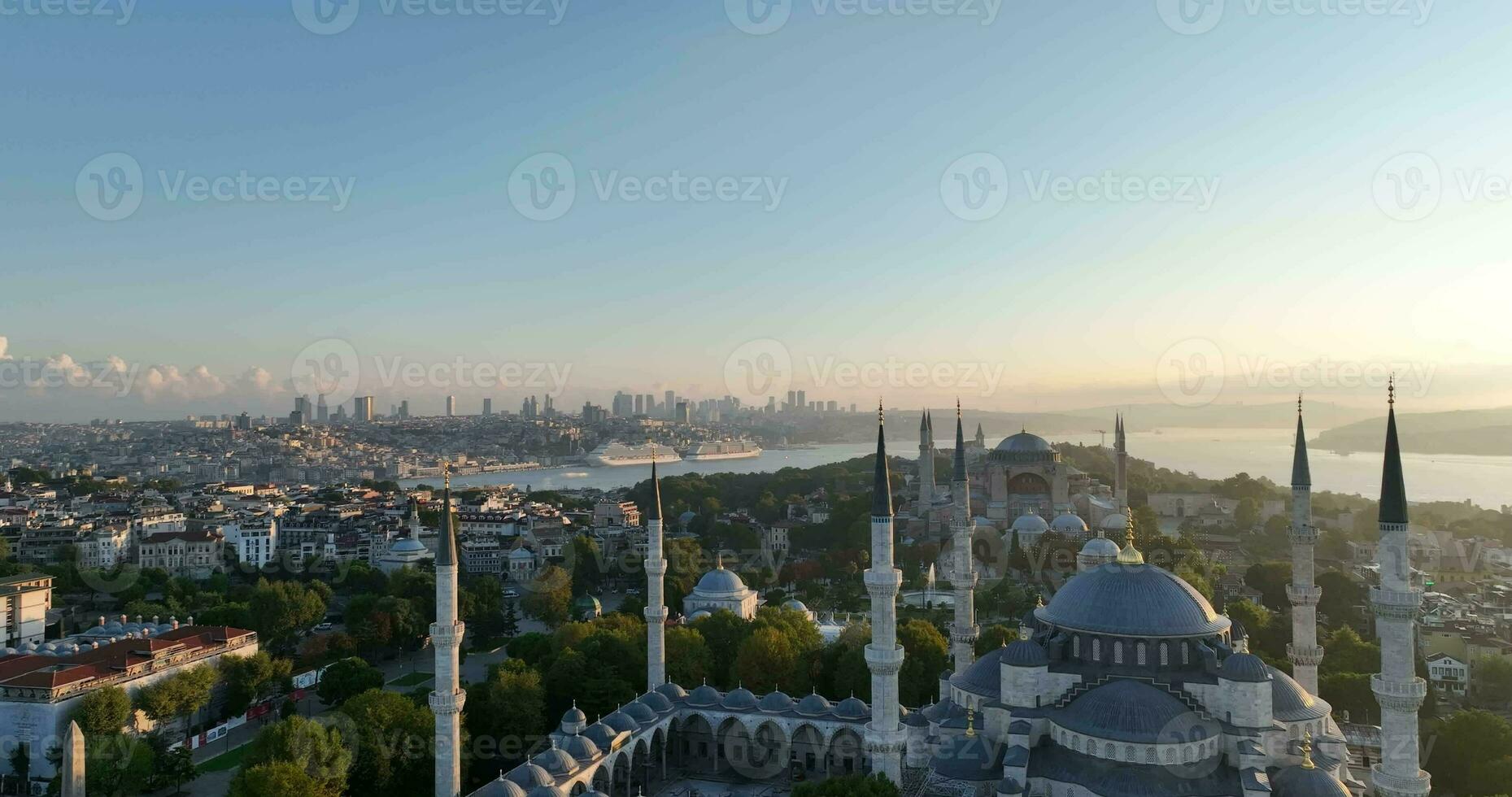 Istambul, peru. Sultanahmet com a azul mesquita e a hagia Sofia com uma dourado chifre em a fundo às nascer do sol. cinematográfico aéreo visualizar. foto