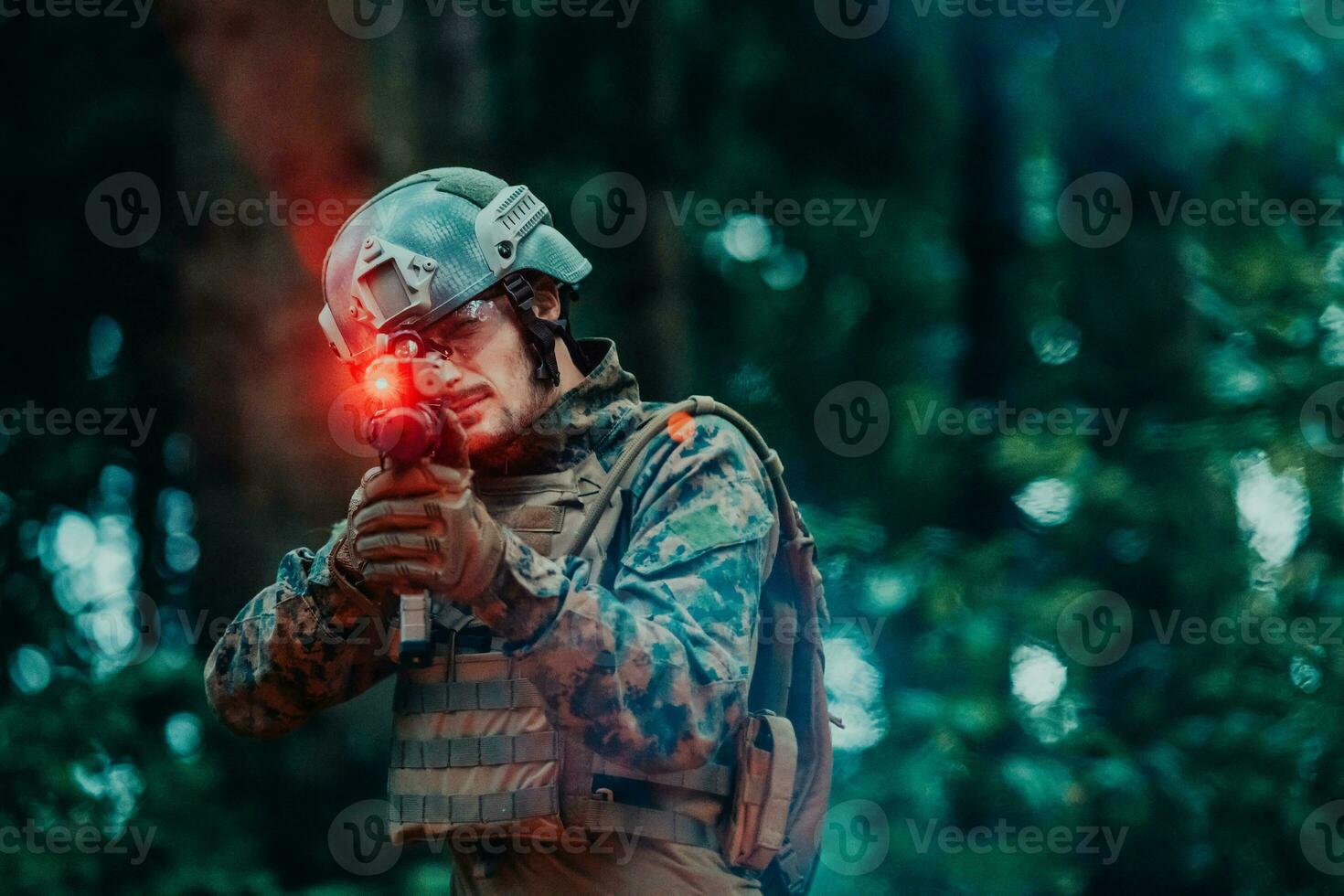 uma soldado lutas dentro uma floresta de guerra área cercado de fogo foto