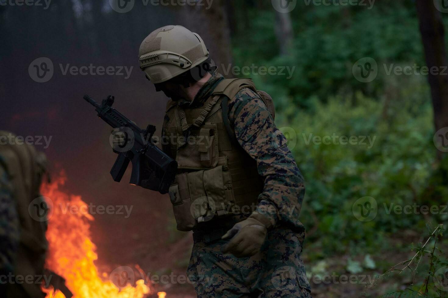 soldado em ação à noite pulando sobre o fogo foto