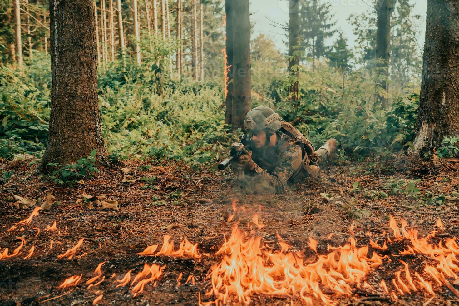 moderno guerra soldado cercado de fogo, luta dentro denso e perigoso floresta áreas foto