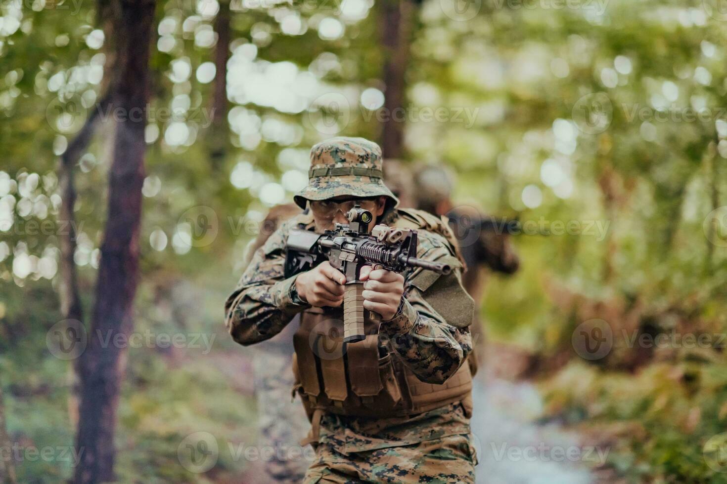 batalha do a militares dentro a guerra. militares tropas dentro a fumaça foto