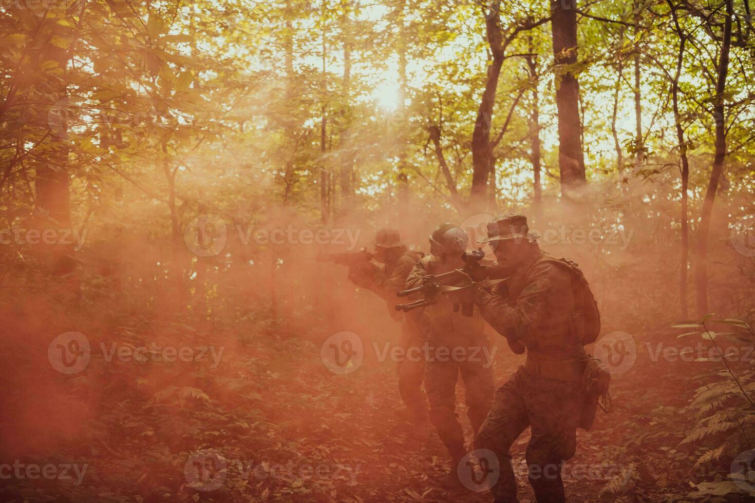 uma grupo do moderno guerra soldados é brigando uma guerra dentro perigoso controlo remoto floresta áreas. uma grupo do soldados é brigando em a inimigo linha com moderno armas. a conceito do guerra e militares conflitos foto