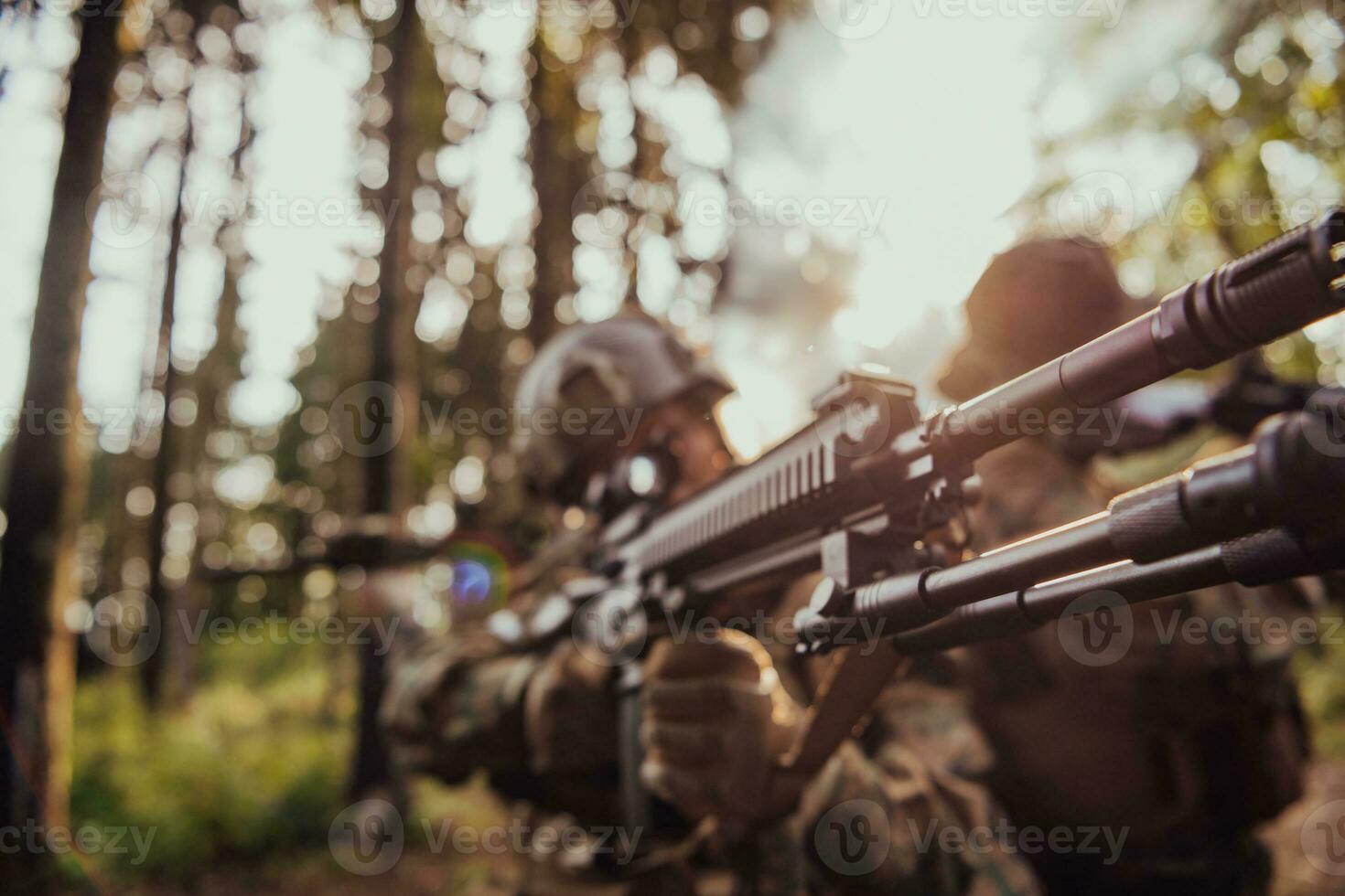 uma grupo do moderno guerra soldados é brigando uma guerra dentro perigoso controlo remoto floresta áreas. uma grupo do soldados é brigando em a inimigo linha com moderno armas. a conceito do guerra e militares conflitos foto