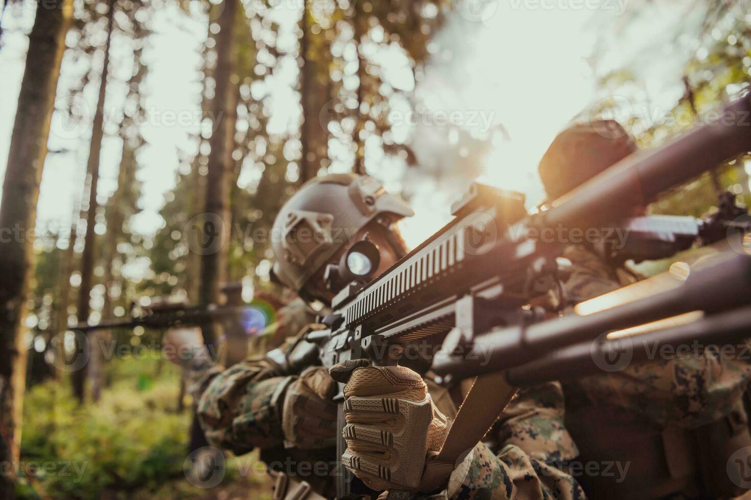 uma grupo do moderno guerra soldados é brigando uma guerra dentro perigoso controlo remoto floresta áreas. uma grupo do soldados é brigando em a inimigo linha com moderno armas. a conceito do guerra e militares conflitos foto