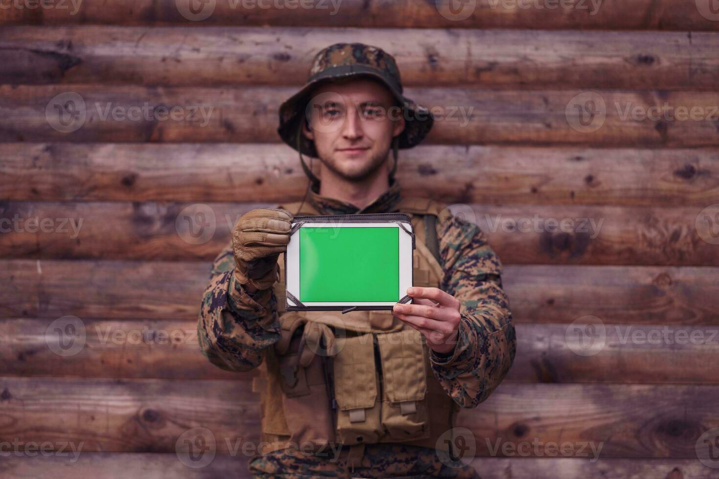 soldado usando computador tablet no acampamento militar foto