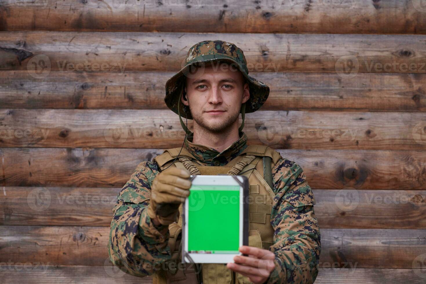 soldado usando computador tablet no acampamento militar foto