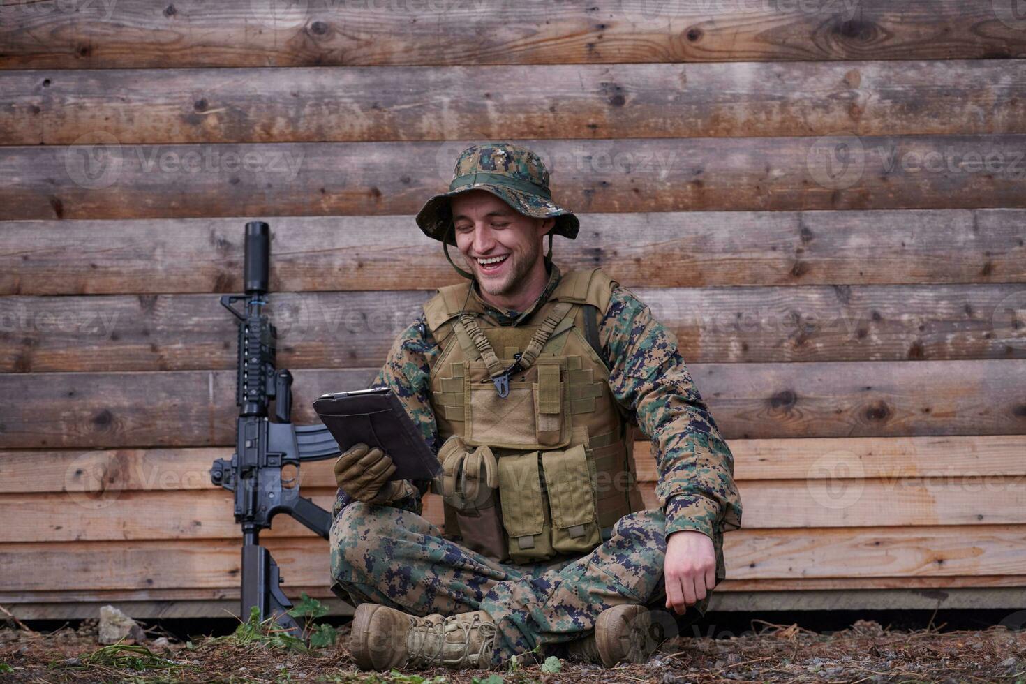 soldado usando computador tablet no acampamento militar foto