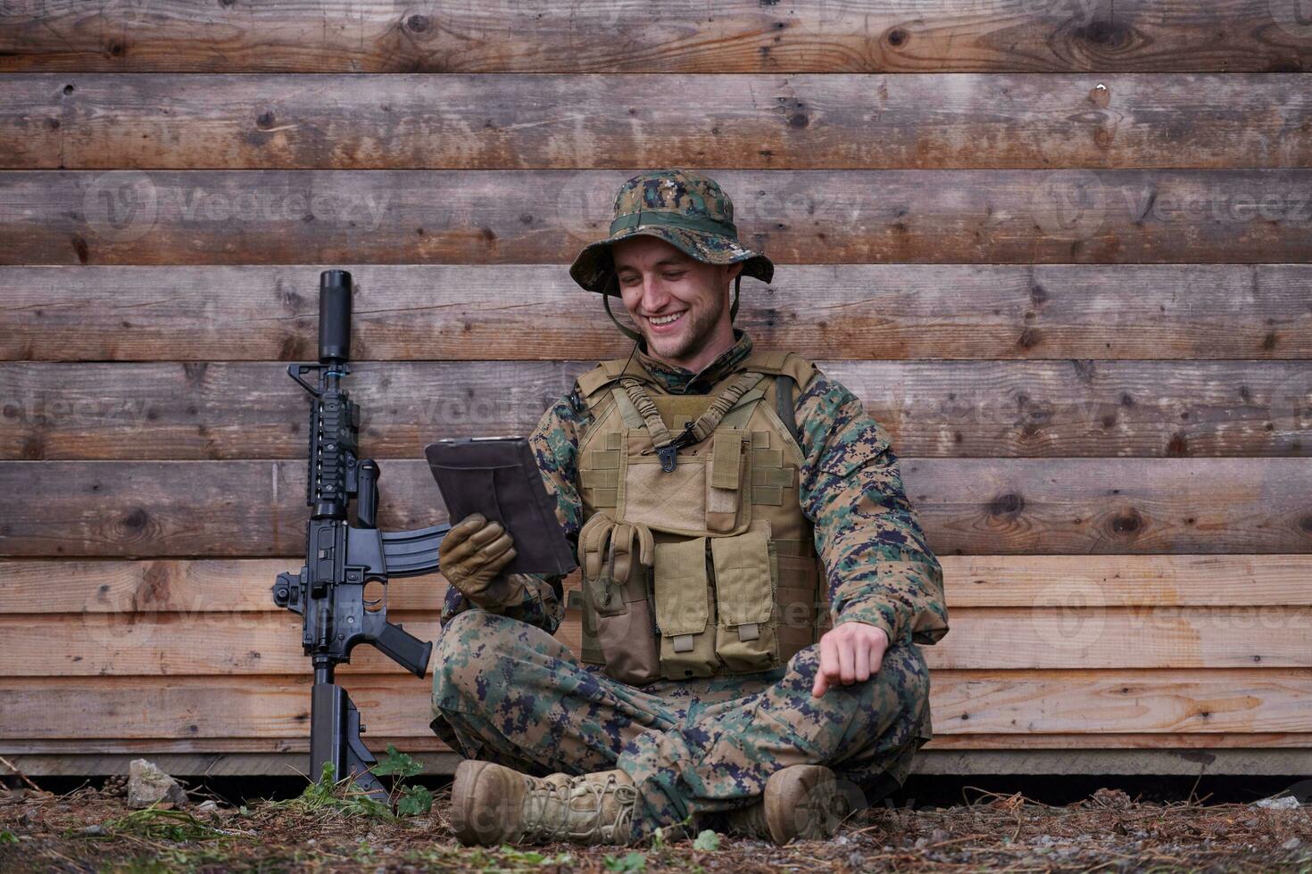 soldado usando computador tablet no acampamento militar foto