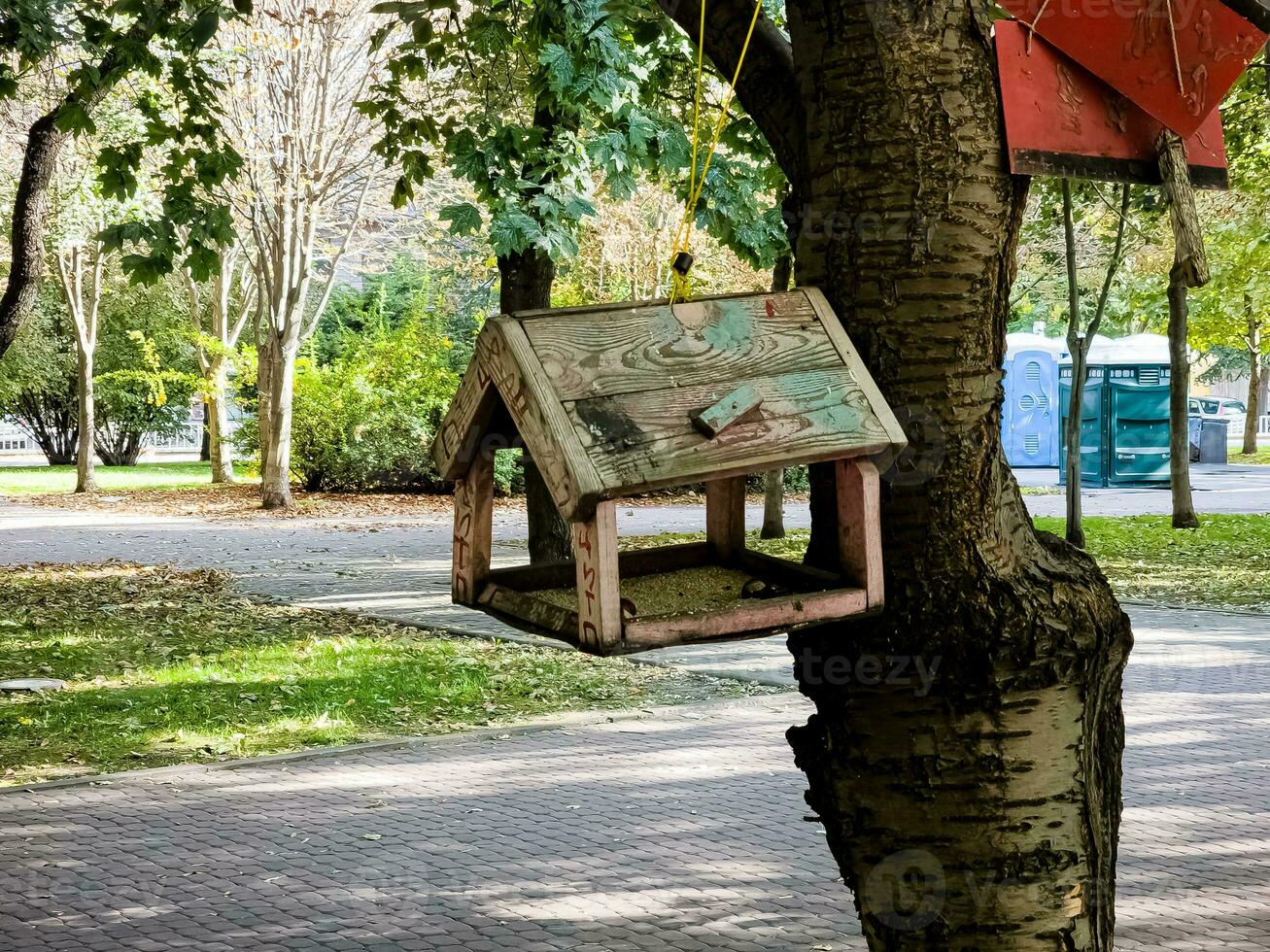 alimentadores para pássaros dentro a cidade parque. conceito do ajudando animais. foto