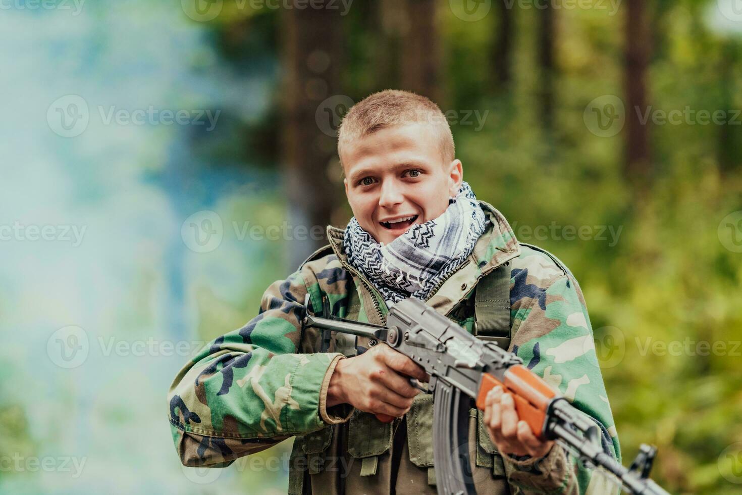 Bravo terrorista militante guerrilha soldado Guerreiro dentro floresta foto