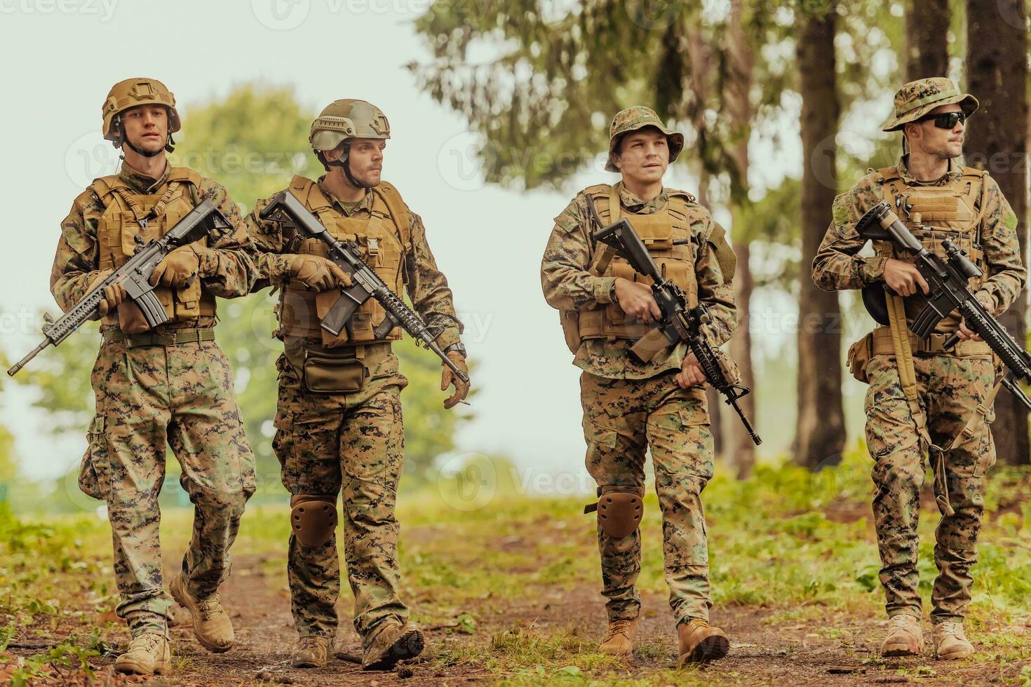 soldado lutadores em pé juntos com armas. grupo retrato do nos exército elite membros, privado militares companhia militares, anti terrorista pelotão foto