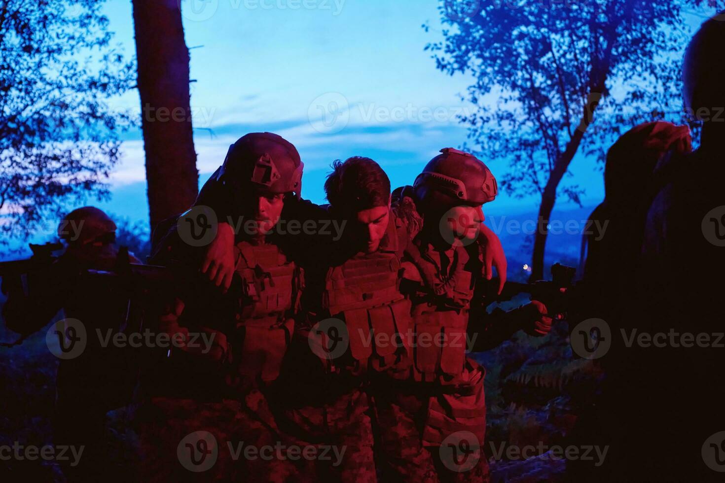 militares pelotão dentro açao resgate ferido soldado foto