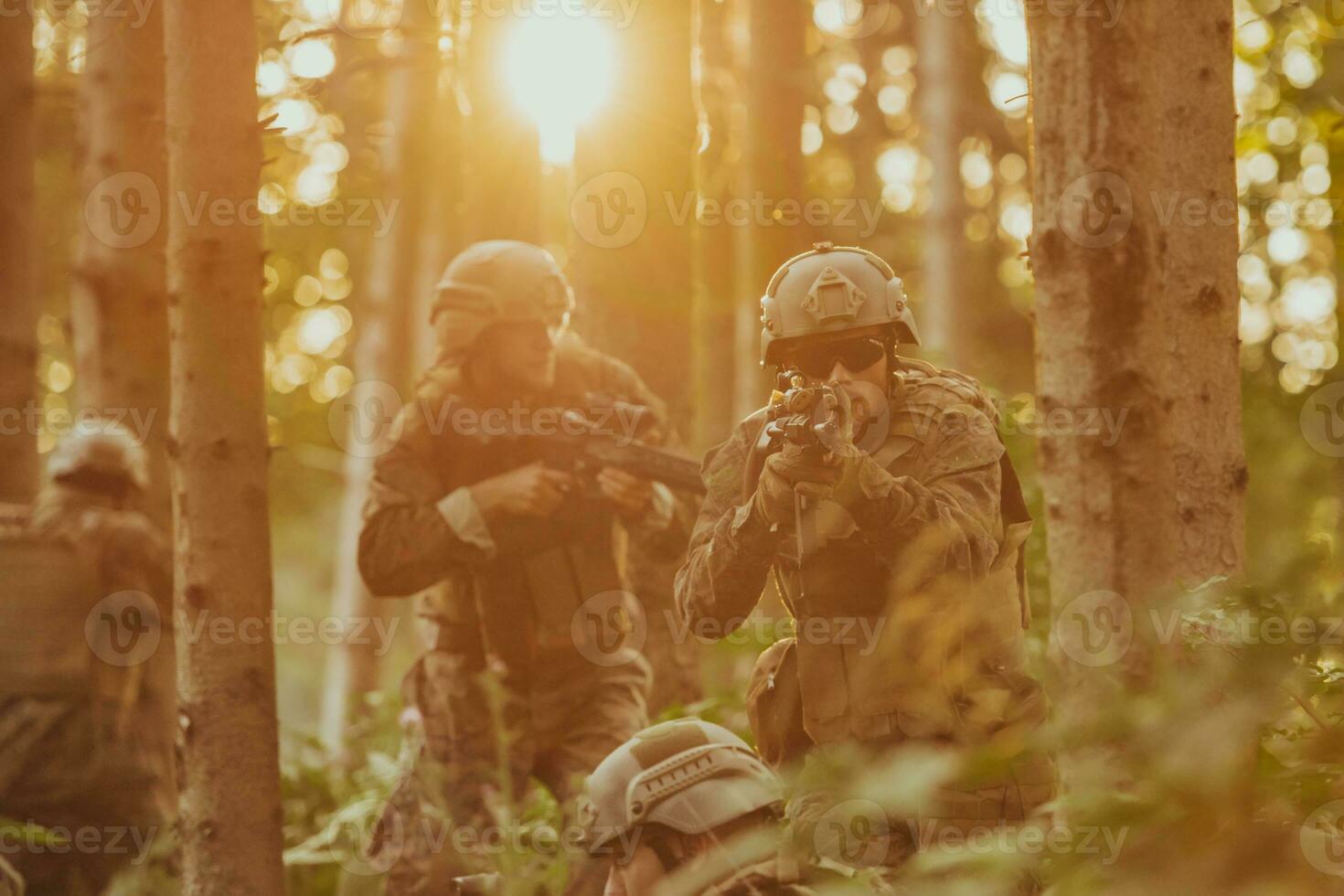 uma grupo do moderno guerra soldados é brigando uma guerra dentro perigoso controlo remoto floresta áreas. uma grupo do soldados é brigando em a inimigo linha com moderno armas. a conceito do guerra e militares conflitos foto