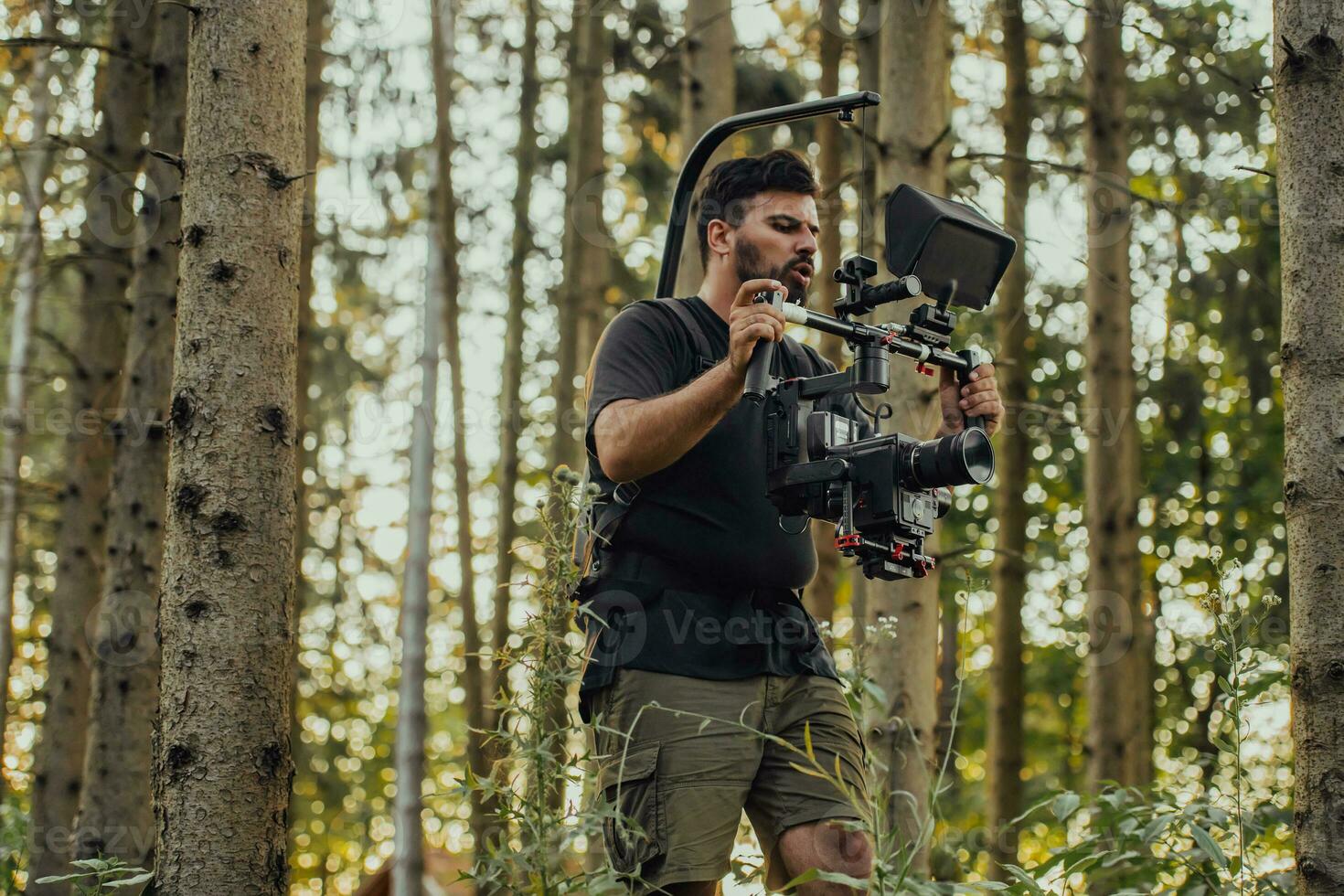 cinegrafista com profissional filme vídeo Câmera gimbal estabilizando equipamento levando açao tiro do soldados dentro açao dentro floresta foto