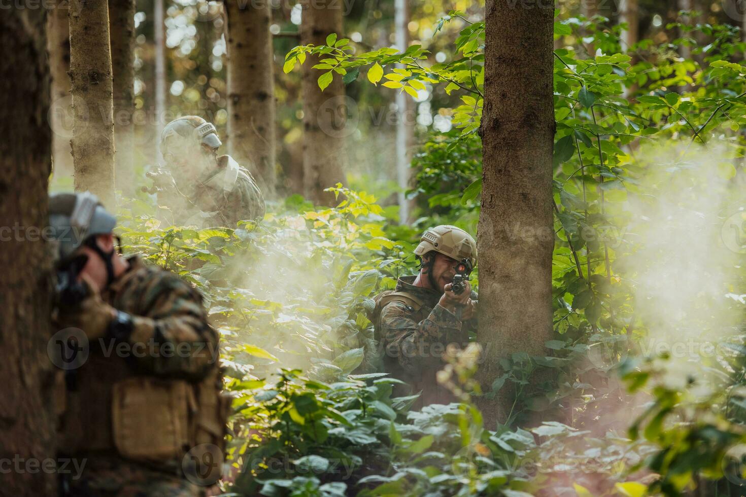 uma grupo do moderno guerra soldados é brigando uma guerra dentro perigoso controlo remoto floresta áreas. uma grupo do soldados é brigando em a inimigo linha com moderno armas. a conceito do guerra e militares conflitos foto