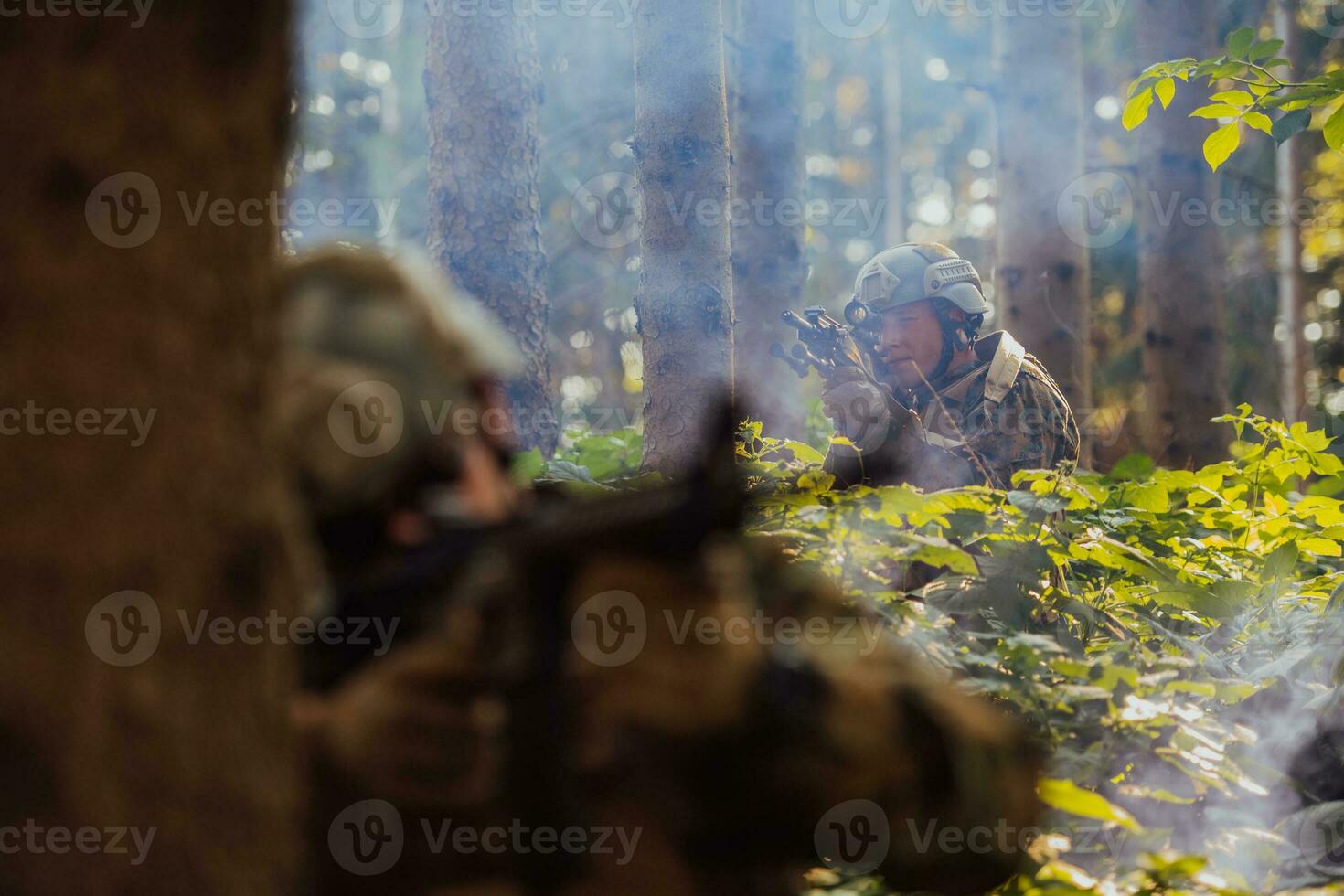 uma grupo do moderno guerra soldados é brigando uma guerra dentro perigoso controlo remoto floresta áreas. uma grupo do soldados é brigando em a inimigo linha com moderno armas. a conceito do guerra e militares conflitos foto