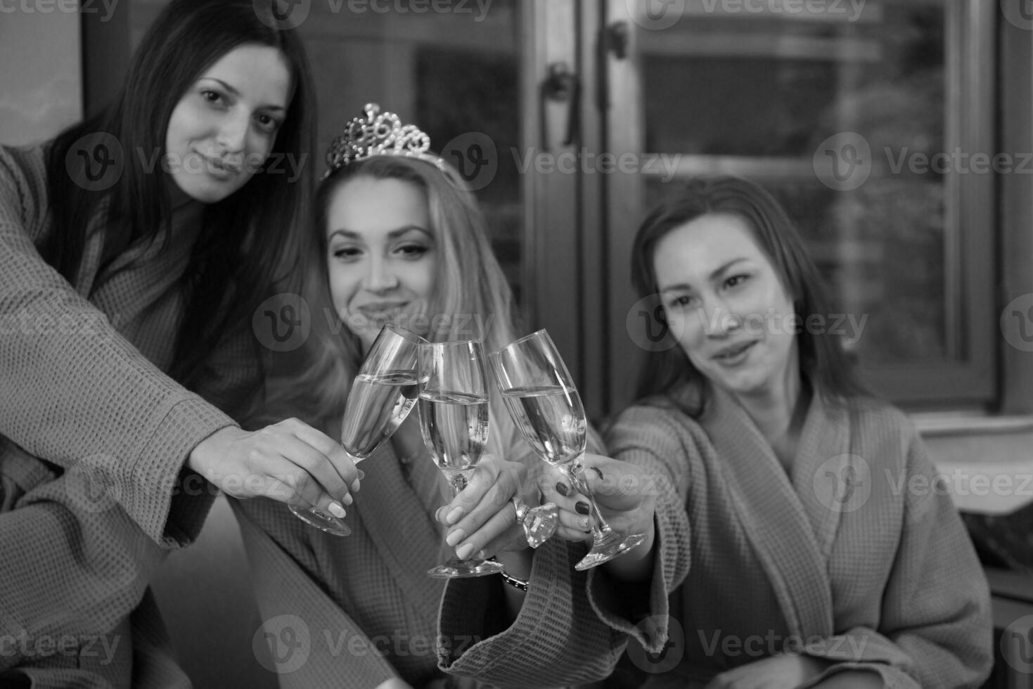 meninas têm uma despedida de solteiro foto