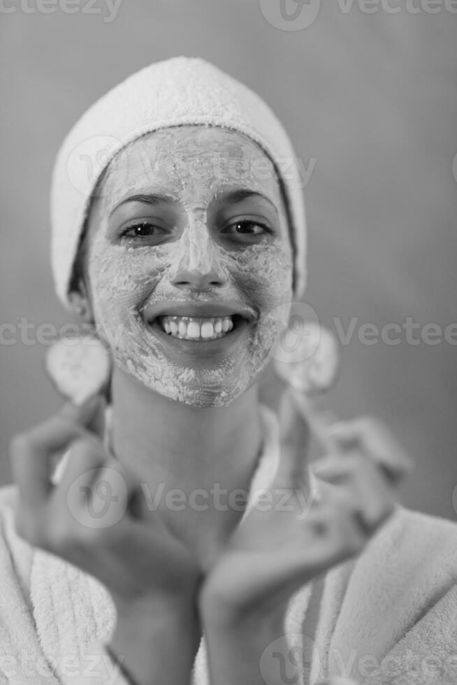 mulher de spa aplicando máscara facial foto