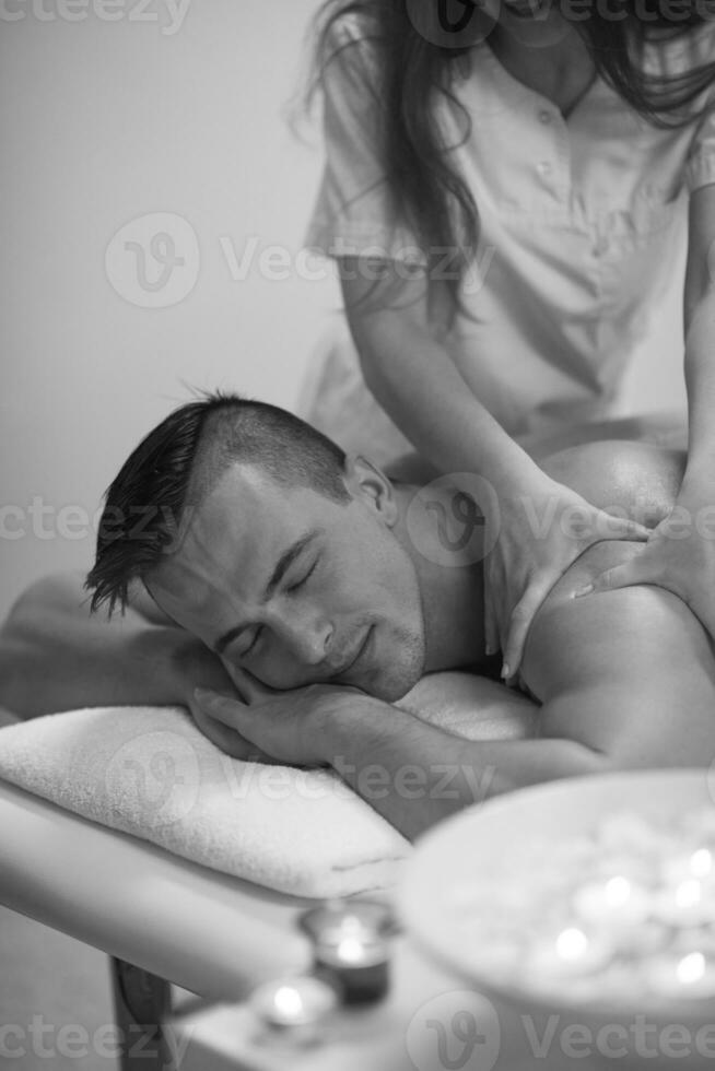 jovem tendo uma massagem nas costas foto