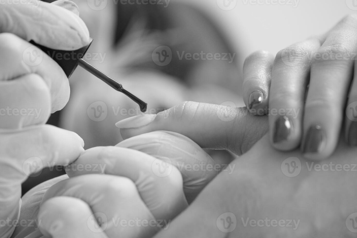 mãos de mulher recebendo uma manicure foto