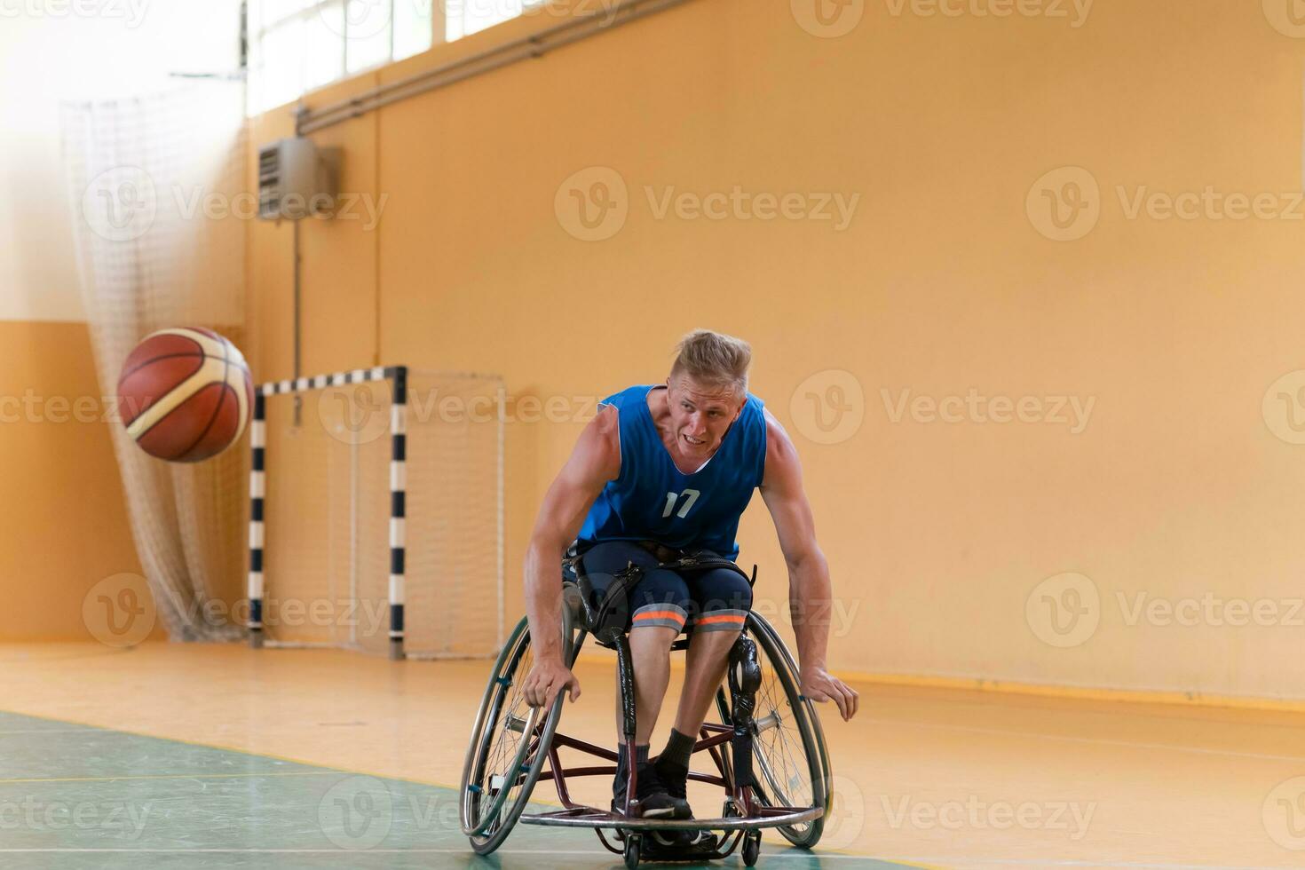 veteranos de guerra com deficiência em ação enquanto jogavam basquete em uma quadra de basquete com equipamentos esportivos profissionais para deficientes foto