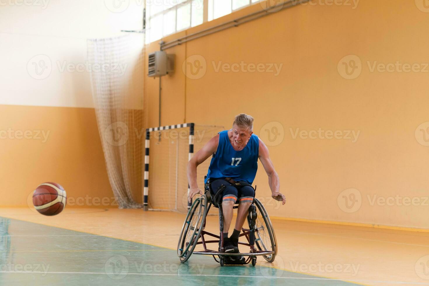 veteranos de guerra com deficiência em ação enquanto jogavam basquete em uma quadra de basquete com equipamentos esportivos profissionais para deficientes foto