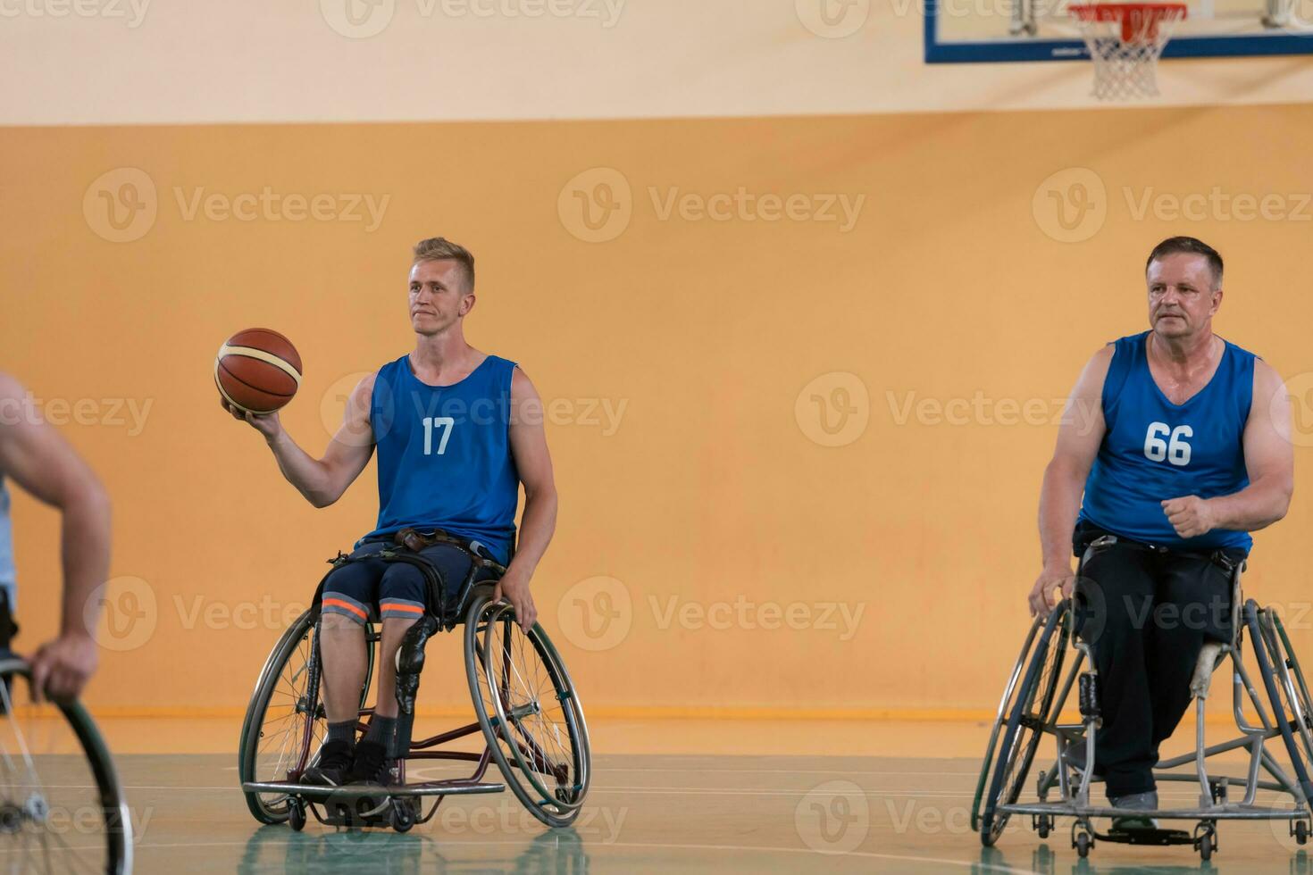 veteranos de guerra com deficiência em ação enquanto jogavam basquete em uma quadra de basquete com equipamentos esportivos profissionais para deficientes foto